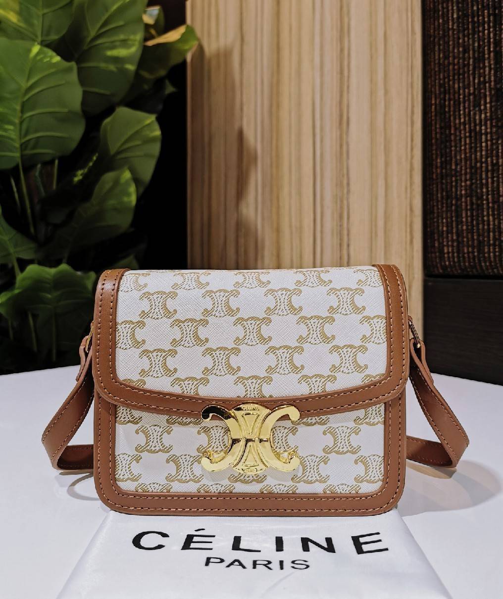 CELINE TRIOMPHE CROSSBODY BAG VIP GIFT WITH PURCHASE-GWP พรีเมี่ยมกิ๊ฟ Limited Edition จาก CELINE PERFUME DUTY FREE COUNTER วัสดุ TRIOMPHE CANVAS & LEATHER ดีไซน์ยอดนิยมสไตล์สาว LISA