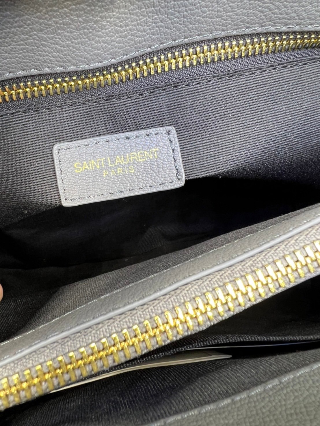 หนังแท้ Saint Laurent YSL Monogram Shopping Large Tote Bag กระเป๋าทรงช้อปปิ้งใบใหญ่ จุของได้เยอะ ภายในแบ่ง 2 ช่อง พร้อมซิปช่องกลาง ภาพสินค้าถ่ายจากงานขายจริง ใช้งานต่างประเทศได้