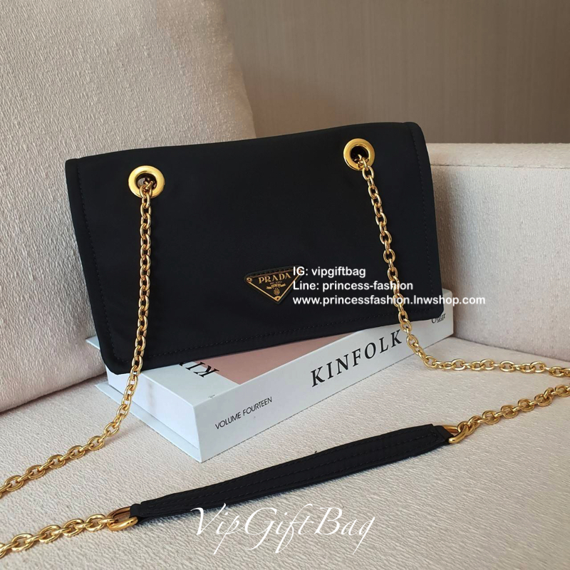 Prada nylon chain crossbody เหมาะกับสาวๆสุดแซ่บ วัสดุทำจากผ้าไนล่อน สามารถกันน้ำได้ อะไหล่ทองทั้งใบเปิดปิดด้วยกระดุมแม่เหล็ก ภายในมีช่องซิปใหญ่แยก1ช่อง สามารถใส่กระเป๋าสตางค์ยาวได้ ขนาดกะทัดรัด สะพายออกงานได้เลยค่ะ สาวๆต้องมี