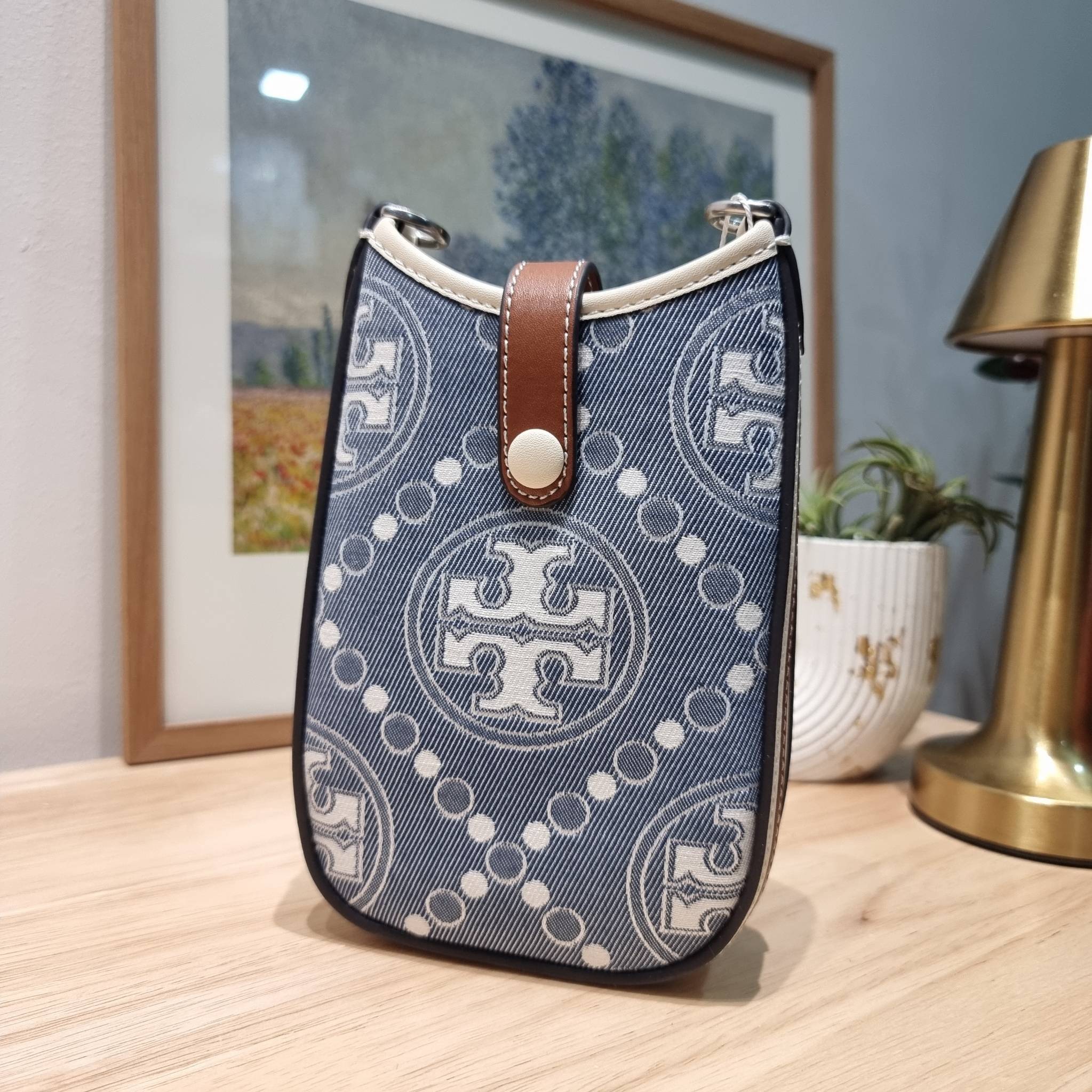TORY BURCH T MONOGRAM DENIM PHONE CROSSBODY คอลเลคชั่นใหม่รับซัมเมอร์นี้ กับกระเป๋าสะพายข้างถนอมโทรศัพท์ ดีไซน์โทนสีฟ้า สวยคม วัสดุผ้าเดนิมตัดสลับหนัง