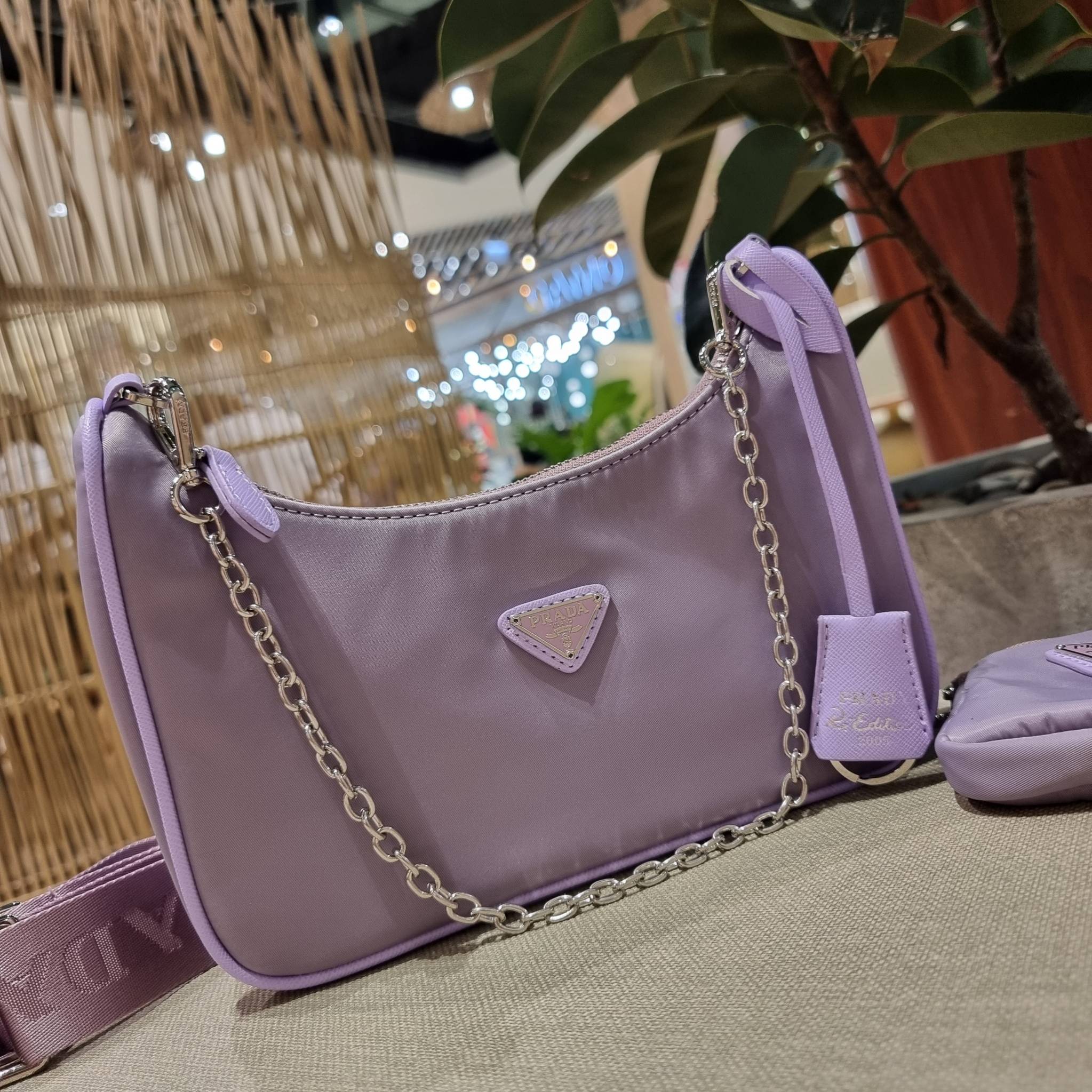 VIP 🥂 PRADA RE-EDITION 2005 RE-NYLON SHOULDER BAG ไอเท็มสุดปัง ที่ฮิตตลอดกาลไม่ว่าจะปีไหนๆ จัดให้ครบทั้งสีขายดีและสีใหม่ล่าสุด ที่สายคุณหนูห้ามพลาด!! กับกระเป๋าสะพายทรงคลาสสิค เหมาะเป็น everyday bag มากๆ วัสดุผ้าไนล่อนคุณภาพ พร้อมใบลูก ไว้ใส่เหรีย