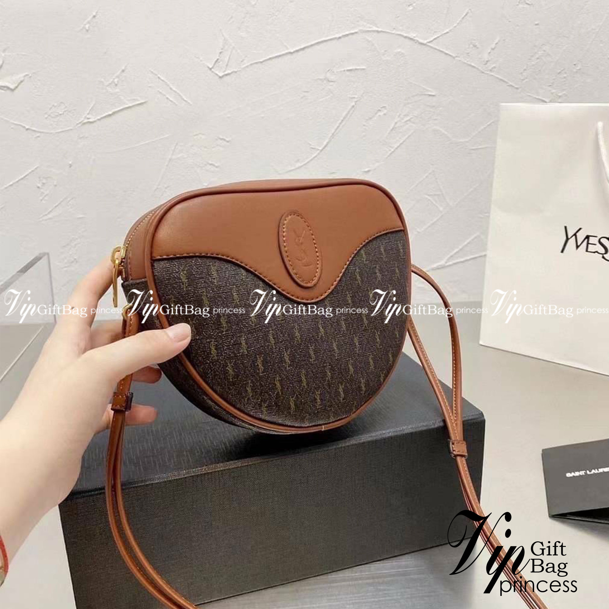 2021 SAINT LAURENT LE MONOGRAMME CŒUR bag / YSL Le Monogramme Crossbody Bag - Brown กระเป๋าสะพายสไตล์วินเทจ โทนสีผู้ดี ภายในโล่งจะสะพายไหล่ Crossbody ก็ดูดี สินค้ามาพร้อมถุงผ้าและกล่องแบรนด์ พร้อมส่งที่ไทยราคาสุดคุ้ม สาวก YSL ห้ามพลาด!