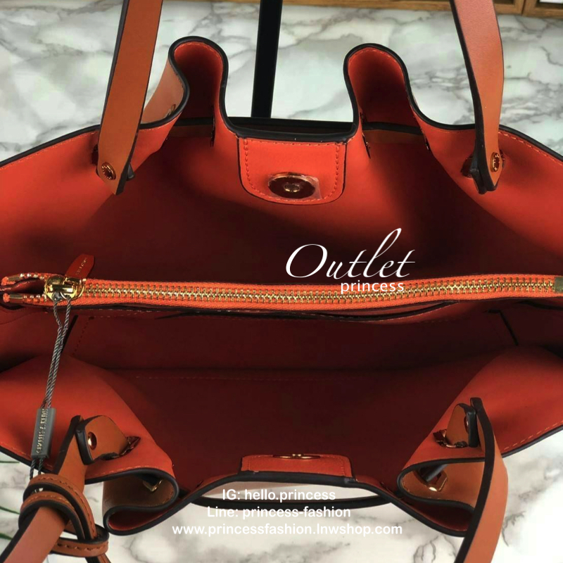 CHARLES & KEITH TASSEL TOTE BAG กระเป๋าสะพายไหล่ทรงพัดสีสวยน่าใช้ มีพู่หนังสีเจ้ากระเป๋า1 เส้น เปิดปิดด้งยกระดุมแม่เหล็ก ด้านในเป็น 2 ช่องใหญ่ มีช่องซิปตรงกลาง จุของได้เยอะ น้ำหนักตัวกระเป๋ากำลังดี ไม่หนักเกินไป เป็นอีกรุ่นที่แนะนำเลยจ้า!!