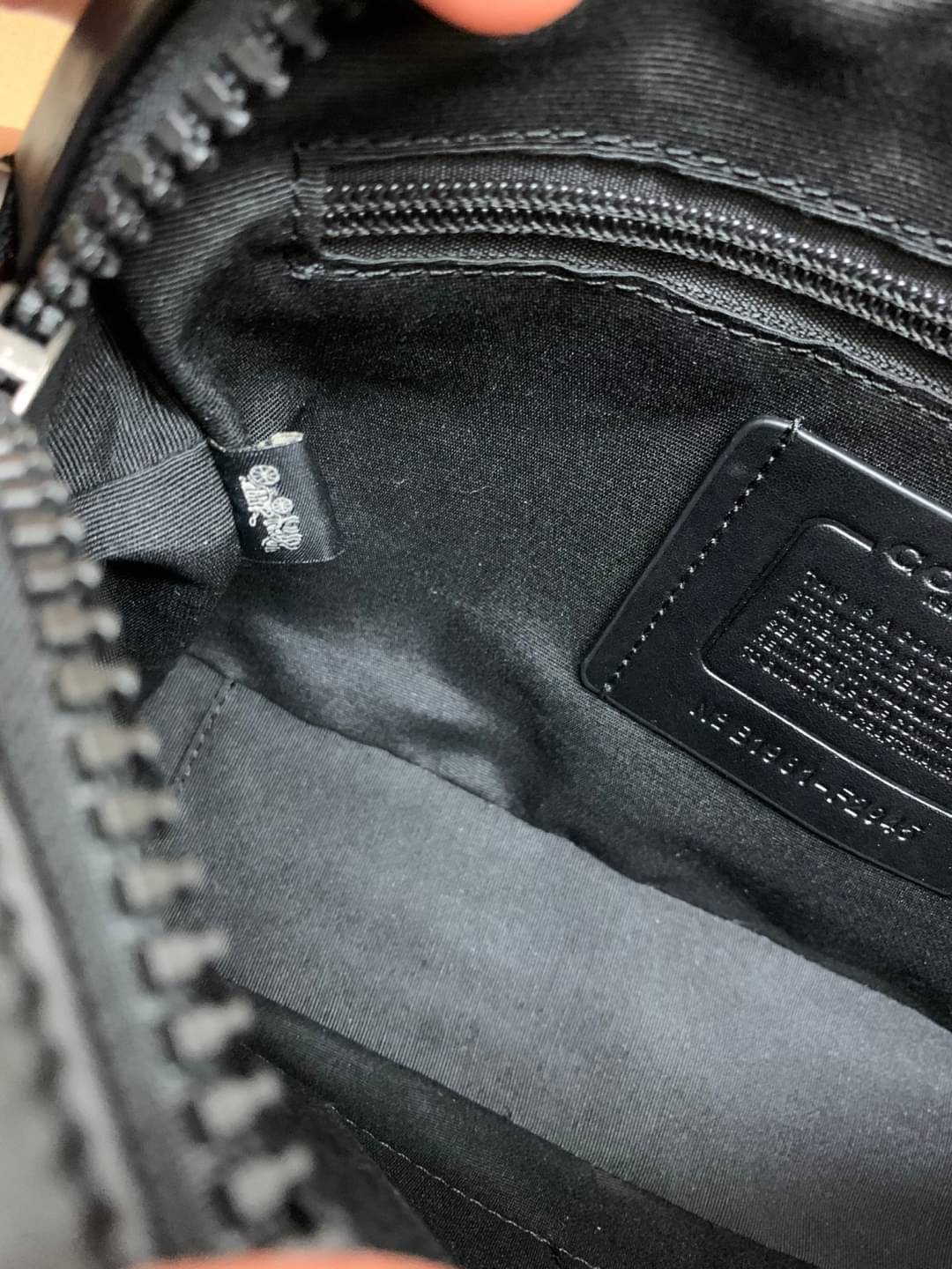 COACH EDGE CROSSBODY IN SIGNATURE CANVAS กระเป๋าสะพายครอสบอดี้ร์ วัสดุหนังแท้ หนังนิ่มอย่างดีค่ะ ด้านหน้ามีช่องซิปซ่อนให้หนึ่งช่อง เปิดปิดช่องหลักแบบซิปคู่ภายในกว้าง ใส่ของได้จุเลยนะคะ มีช่องซิปและช่องเล็กให้อีก2ช่อง;ด้านหลังกระเป๋าเป็นช่องโล่งใส่ของอีกช่