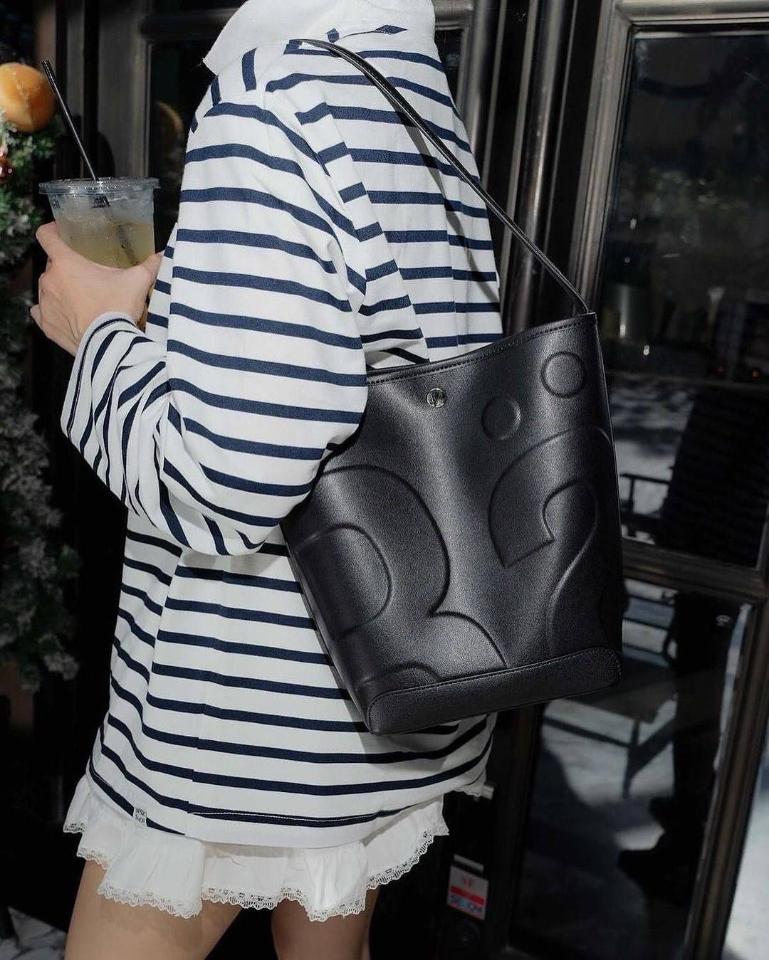 Rally The Bag Whisper กระเป๋าทรงบัคเก็ตงานหนังรุ่นใหม่ ฮอทติดลมบน มาแรงสะพายกันทั่วบ้านทั่วเมือง สายแบกสายขนห้ามพลาดจุของได้เยอะ รุ่นหนังผิวสัมผัสนิ่มมือ ทนทานและจุสิ่งของได้ครบครัน