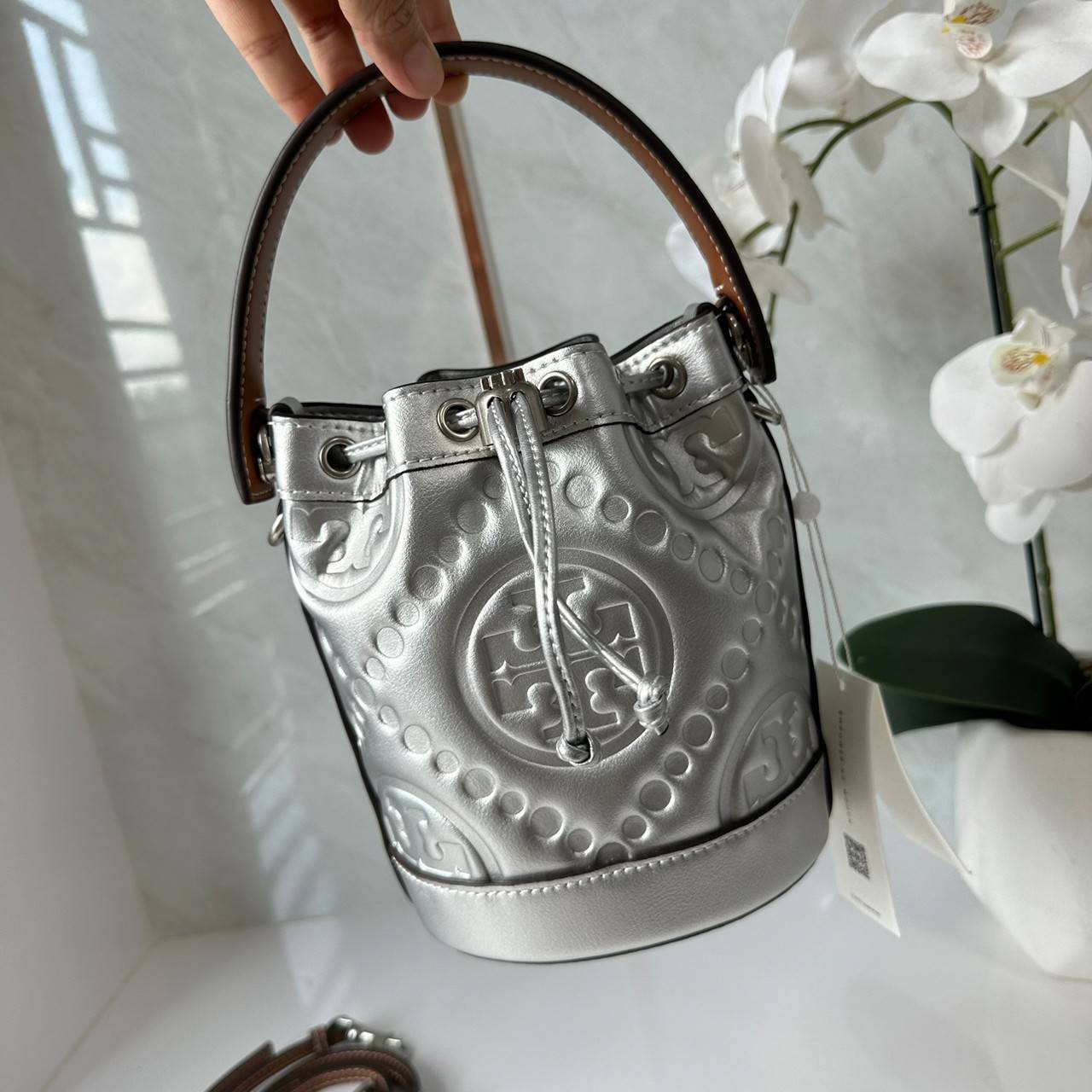 6 สี Tory Burch Puffy Mini / Tory burch T Monogram Puffy Patent Mini Bucket Bag / Tory Bucket Bag กระเป๋าบัคเกต size เล็ก โดดเด่นด้วยโลโก้ตัวนูนปั๊มด้านหน้า