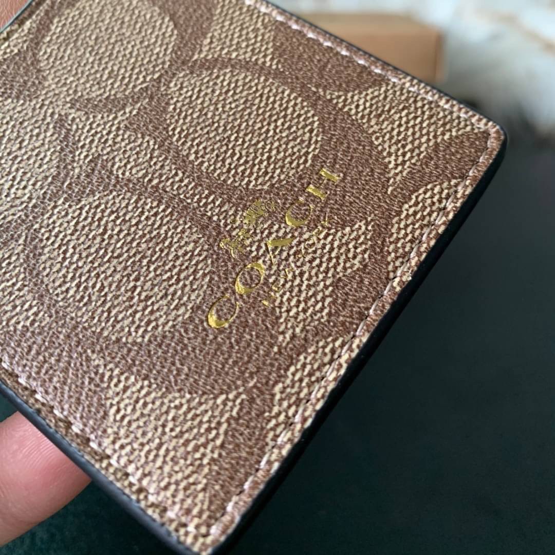 COACH F63274 ID LANYARD IN SIGNATURE COATED CANVAS กระเป๋าใส่บัตรคล้องคอ ลาย C ทั้งใบ ด้านหน้าตกแต่งชื่อแบรนด์ สวยมากกก ใส่บัตรพนักงาน และบัตรต่างๆ มาพร้อมสายคล้องคอ สายถอดออกได้ ตัวกระเป๋ามี 3 ช่องค่ะ