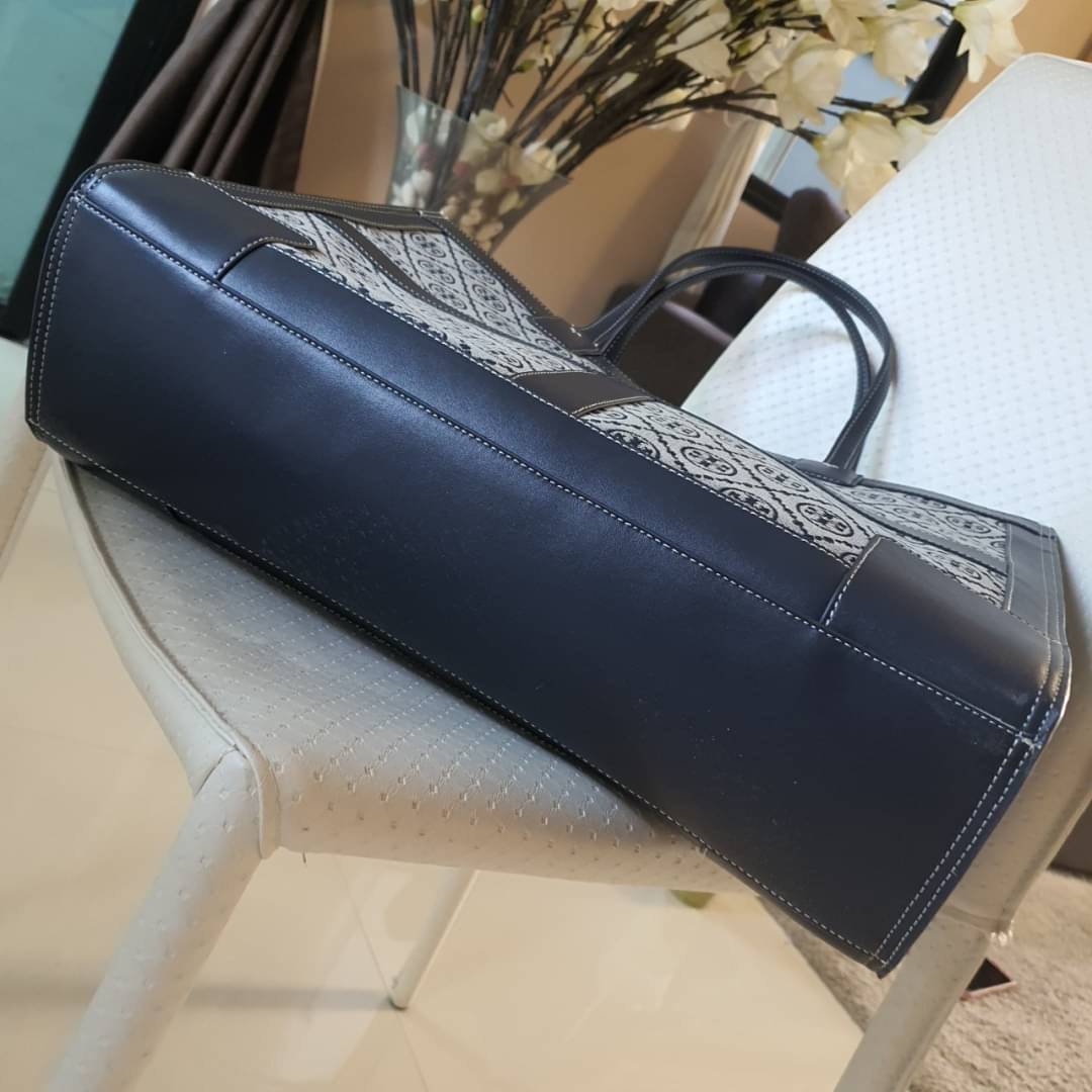 OUTTLET 】TORY BURCH TOTE BAG วัสดุ CANVAS ทั้งใบตัดด้วยหนังแท้สี NAVY ตัวกระเป๋าตั้งอยู่ทรงสวย แต่งโลโก้แบรนด์ด้านหน้า ด้านข้างมีกระดุม สามารถขยายทรงได้ ด้านในเปิดปิดด้วยกระดุมแม่เหล็ก ช่องกว้างหลักหนึ่งช่องและช่องซิปอีกช่อง สามารถใส่กระเป๋าสตางค์ยาว สมุด