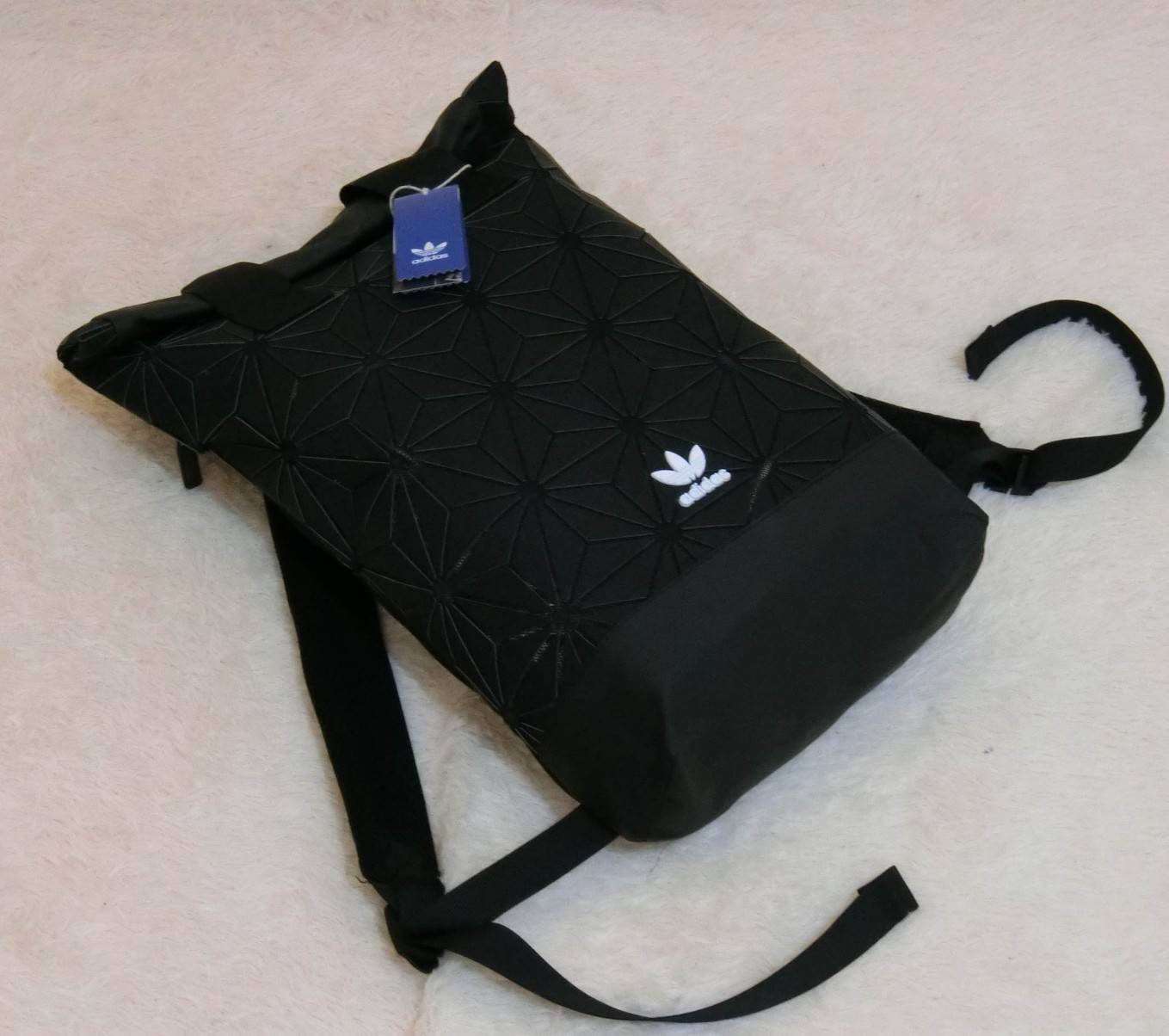 Adidas Originals BP Roll Top 3D Mesh 2017 Backpack Bag DH0100 กระเป๋าเป้สะพายหลัง ดีไซน์แบบ 3 มิติ วัสดุ polyurethane สีดำด้าน โดยใช้ลูกเล่น ของเหลี่ยมและมุมเชื่อมเข้าหากัน ออกแบบกระเป๋า เป็นเหมือนถุงทรงสูง ในส่วนปากกระเป๋าเป็นแบบตีนตุ๊กแก ม้วนพับ และติดก