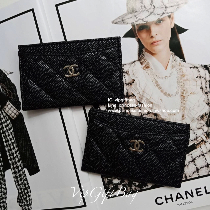 Chanel Cavier Card Holder in Black(GWP) 💳 จากพรีเมี่ยมกิ้ฟแบรนด์หรูอย่าง chanel ดีไซน์สวยเก๋ **หนังคาเวียร์เงาแน่น ประดับ Logo brand อะไหล่เงิน **ขนาดกำลังน่ารัก ใส่บัตรได้ถึง 4 ใบ พกพาสะดวก จะซื้อไว้ใส่บัตรใบหรู หรือซื้อให้เป็นของขวัญ ก็ควรค่าที่