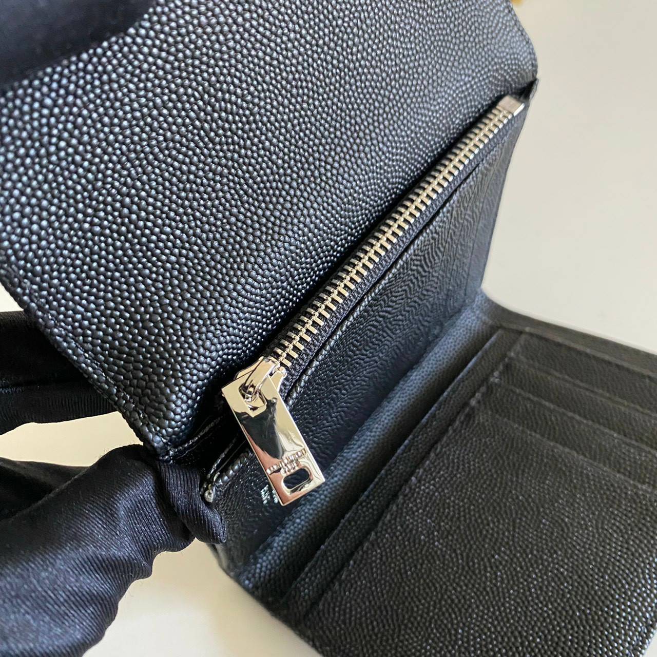 VIP GIFT 】หนังแท้ YSL 13cm SAINT LAURENT Monogram Compact Trifold Wallet กระเป๋าสตางค์ใบสั้น 3 พับ งานดีสุด รอบที่แล้วไม่พอขาย สามพับ ใส่แบงค์ ใส่บัตร ใส่เหรียญได้เยอะ ใบเดียวครบจบเลย หนังสวยมาก ละเอียดสุดๆ