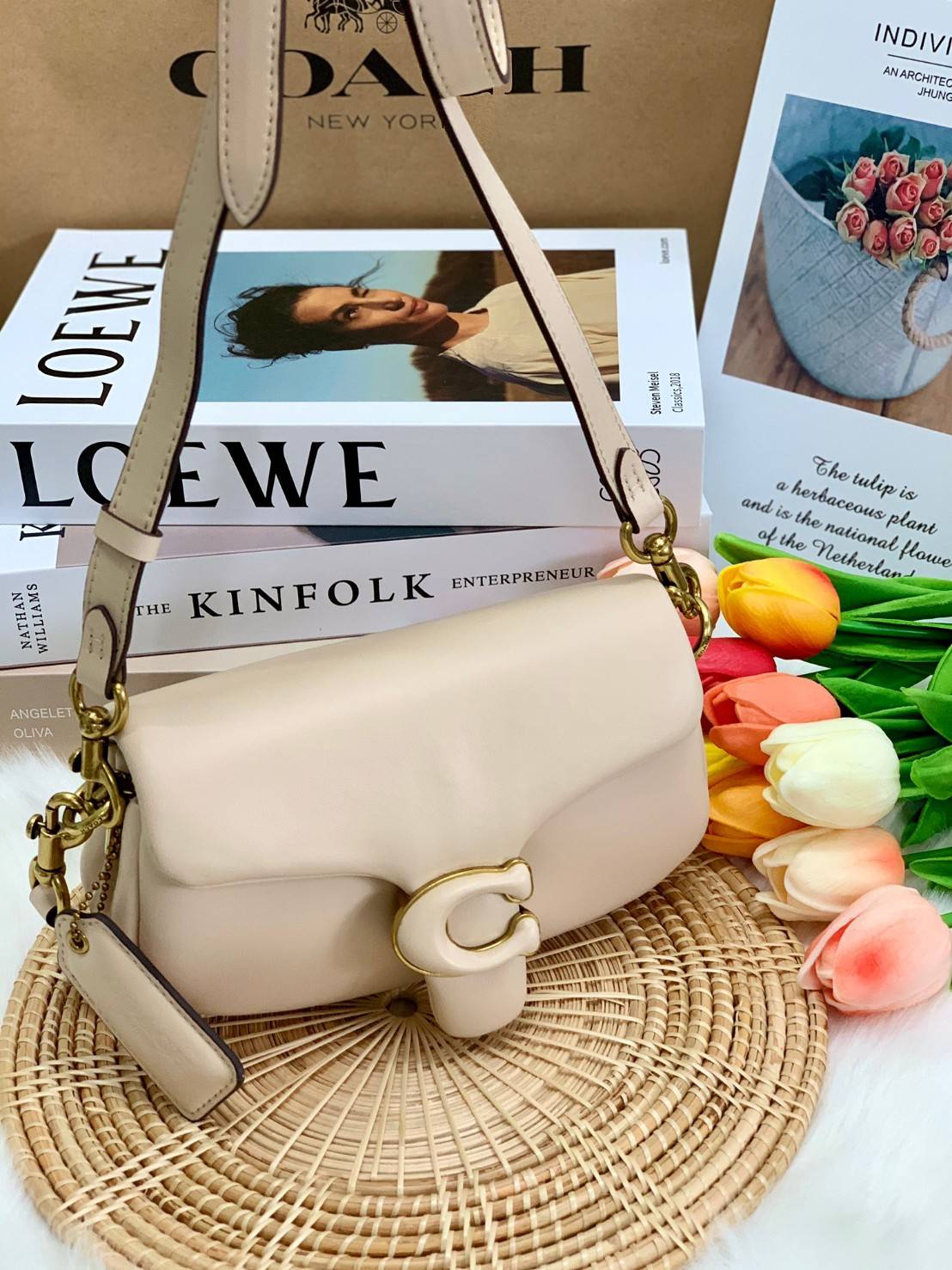 รุ่นใหม่ล่าสุด ได้ไปไม่ผิดหวังแน่นอนจ้าา😁COACH PILLOW TABBY SHOULDER BAG 18 ((C3880)) พร้อมส่งที่ไทย คุณภาพเกินราคา! กระเป๋าหิ้ว//สะพายแบบครอสบอดี้ร์ 🔺หนัง nappa หนานิ่ม นุ่มมากๆ รุ่นใหม่ล่าสุดค่ะ! พร้อมโลโก้รุ่นใหม่ด้วยเช่นกัน เพิ่มความหร