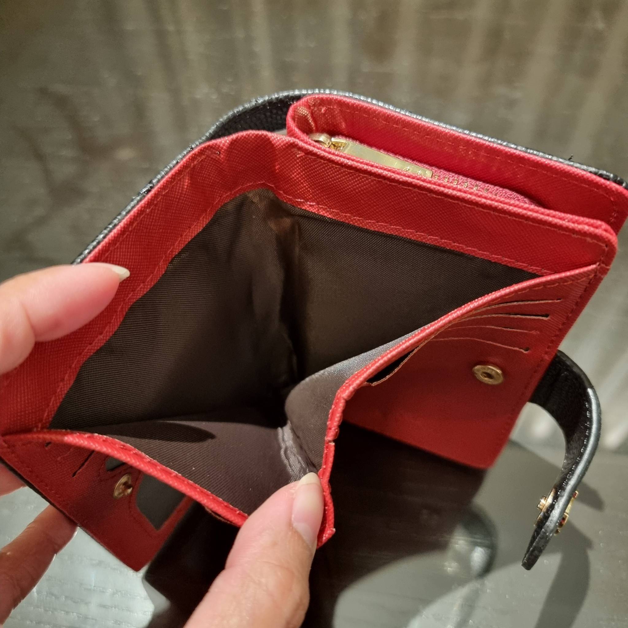 VIP 】หรูสุด ไม่ต้องพูดเยอะ!! HOT ITEM!! กระเป๋าสตางค์ใบกลางขนาดเหมาะมือ ดีไซน์ลุคผู้ดี สวยคลาสสิคจาก Chanel premium for gift วัสดุหนังลายคาร์เวีย ใช้งานง่าย เปิด-ปิดด้วยกระดุมแม่เหล็ก และซิปรูดช่องสำหรับใส่เหรียญ สะดวกมากๆ ภายในกระเป๋ามีช่องใส่บัตร ใส่ธนบ