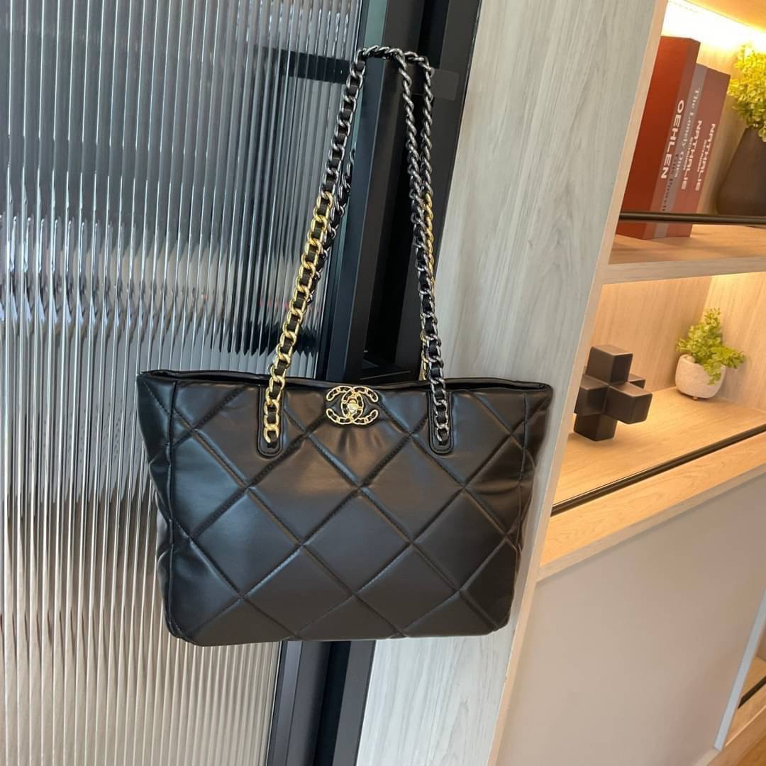 CHANEL LEATHER TOTE BAG ของเข้าเติมสต้อค ได้ล้อตราคาพิเศษค่าา ✨ รุ่นใหม่ล่าสุด ทรงที่สาวๆรอคอย ไซส์ใหญ่อลัง ตัวกระเป๋าเป็นหนังแท้เนื้อนิ่มทั้งใบ เนื้อหนาดีมาก อะไหล่สามสี ประดับโลโก้แบรนด์สลับโซ่