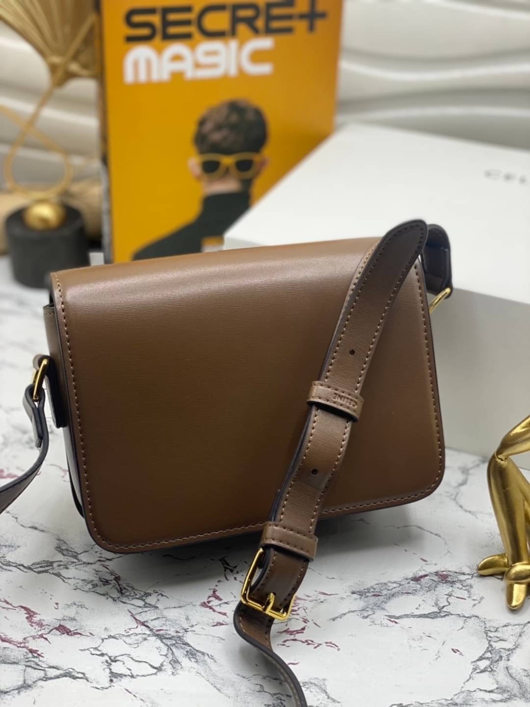 CELINE TRIOMPHE CROSSBODY BAG / CELINE TEEN ดีไซน์ยอดนิยมสไตล์ LISA ทรงสี่เหลี่ยมหนังสวยหรูอยู่ทรงเปิดปิดด้วยฝาปิดโลโก้แบรนด์อะไหล่ทอง ภายในมีช่องหลัก ช่องย่อย และช่องซิป สามารถใส่มือถือของใช้จุกจิกได้เยอะ มาพร้อมสายสะพายหนังยาวปรับระดับได้ จะสะพายไหล่ CR