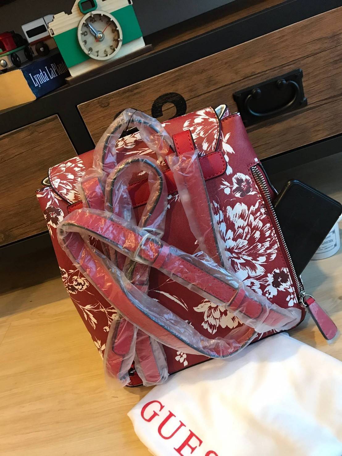 GUESS CASSIA LOGO BACKPACK รุ่นใหม่ชนช้อป!! กระเป๋าเป้สะพายขนาดกลาง ตั้งอยู่ทรงสวย เปิดปิดด้วยกระดุมแม่เหล็ก ขยายปากกระเป๋าได้ด้วยกระดุมทั้ง2ด้าน ภายในบุผ้ามีลายsignatureแบรนด์ มีช่องซิปแยกจากช่องใหญ่ ด้านหลังมีช่องซิปเพิ่มใช้งานได้จริง สายสะพายปรับความยา