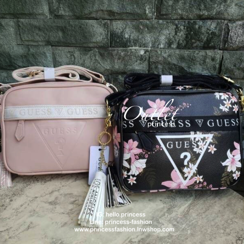 GUESS Factory Women's Gesabel Gym Crossbody กระเป๋าสะพายทรงน่ารัก จาก GUESS วัสดุหนัง pu หนังนิ่มสวย ตั้งอยู่ทรงขนาดกำลังดี น้ำหนักเบา ด้านหน้าปั้มโลโก้แบรนด์ อะไหล่ทอง เปิดปิดด้วยซิปสะดวกใช้ ด้านหน้ามีช่องซิป 1 ช่องใช้งานได้จริง ภาในมีช่องซิป และช่อ