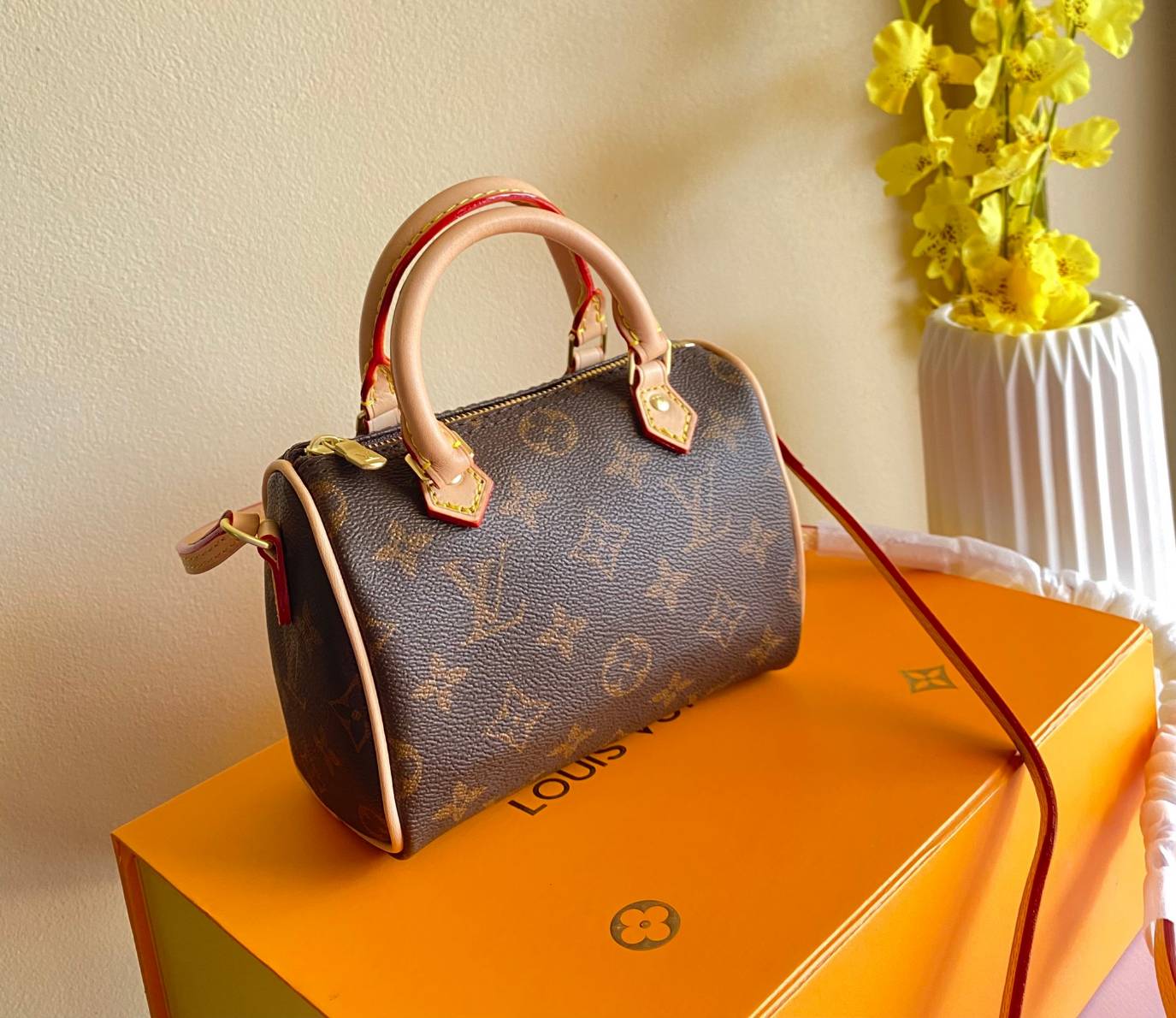 VIP GIFT 】LOUIS VUITTON NANO SPEEDY พร้อมส่งความน่ารักค่ะ! กระเป๋าทรงหมอนไซด์มินิ หนังแกะแท้นิ่มสวยงามค่ะ เปิดปิดกระเป๋าแบบซิป ภายในสามารถใส่มือถือได้ กระเป๋าเงินใบกลางได้ พาสปอร์ตได้ค่ะ
