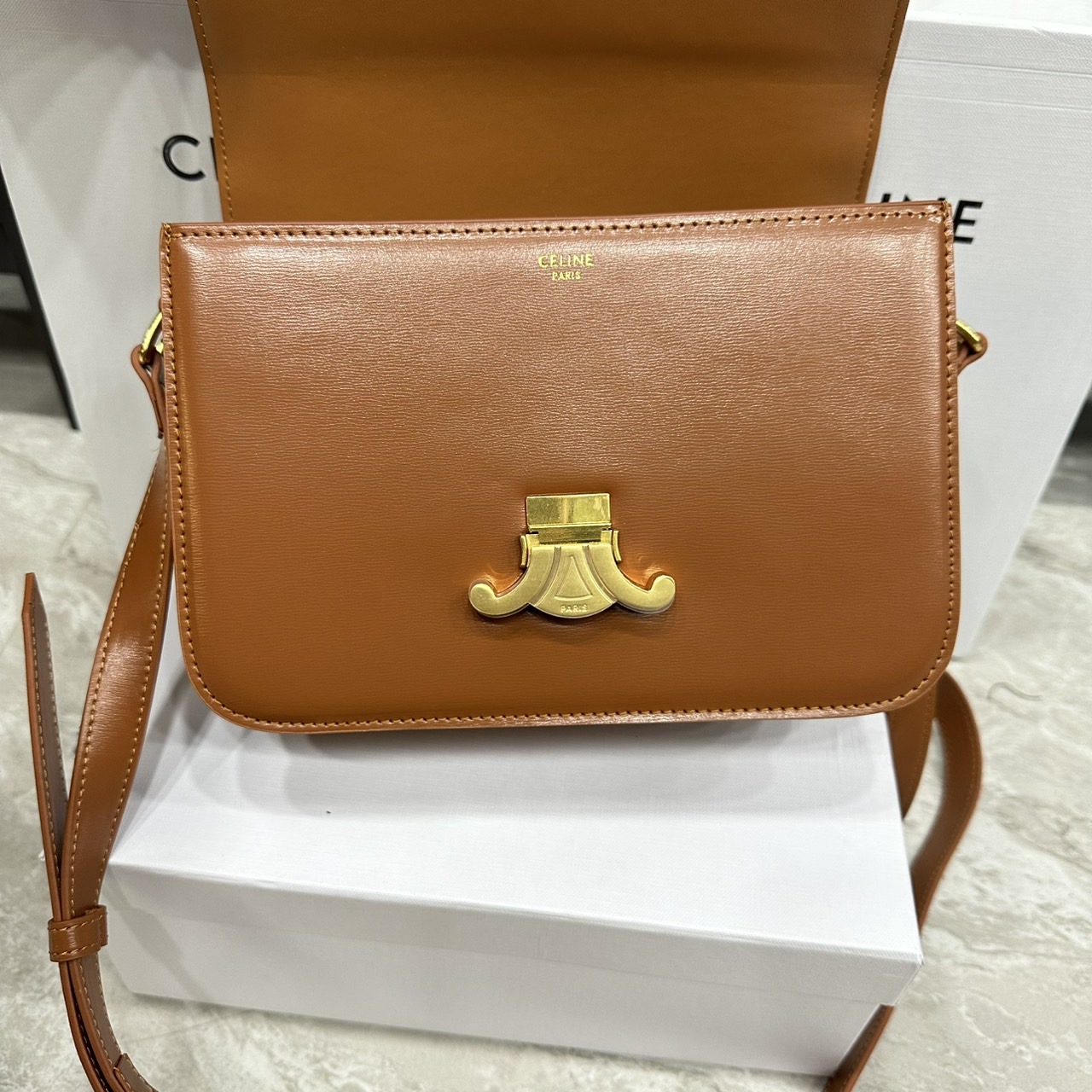 ORI หนังแท้ | 9" CELINE CLASSIQUE TRIOMPHE bag in natural leather กระเป๋าสะพายรุ่นยอดนิยม ด้วยรูปทรงสี่เหลี่ยมผืนผ้า ดีไซน์คล่องตัวถ่ายทอดให้เห็นถึงแก่นแท้ของสไตล์
