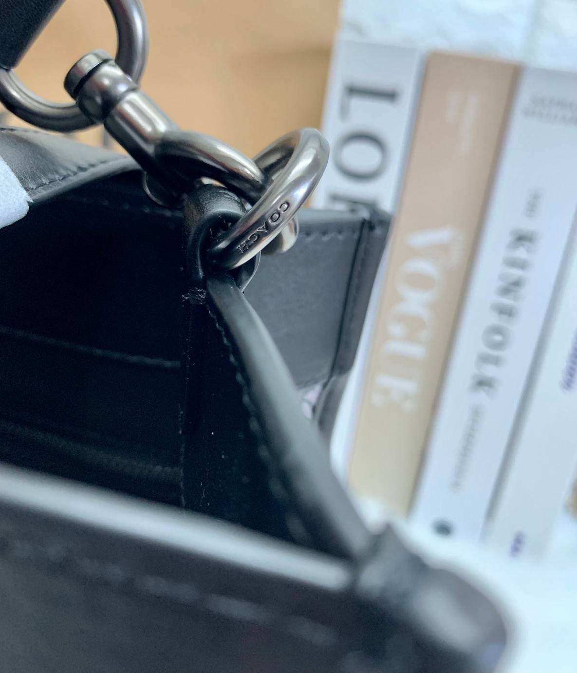 มาสคอตที่รัก 💋 ยังไม่เข้าช๊อปไทย สวยก่อนใครไปเลยจร้าา COACH X MICHAEL B. JORDAN FIELD TOTE 22 IN MUMMIFIED SIGNATURE CANVAS WITH REXY ((C6971)) พร้อมส่งที่ไทยทันทีค่ะ! MICHAEL B.JORDAN ร่มมือกับCoach ออกแบบกระเป๋าทรงTote กนังแท้นิ่มมือ ใหม่ลาสุดมา