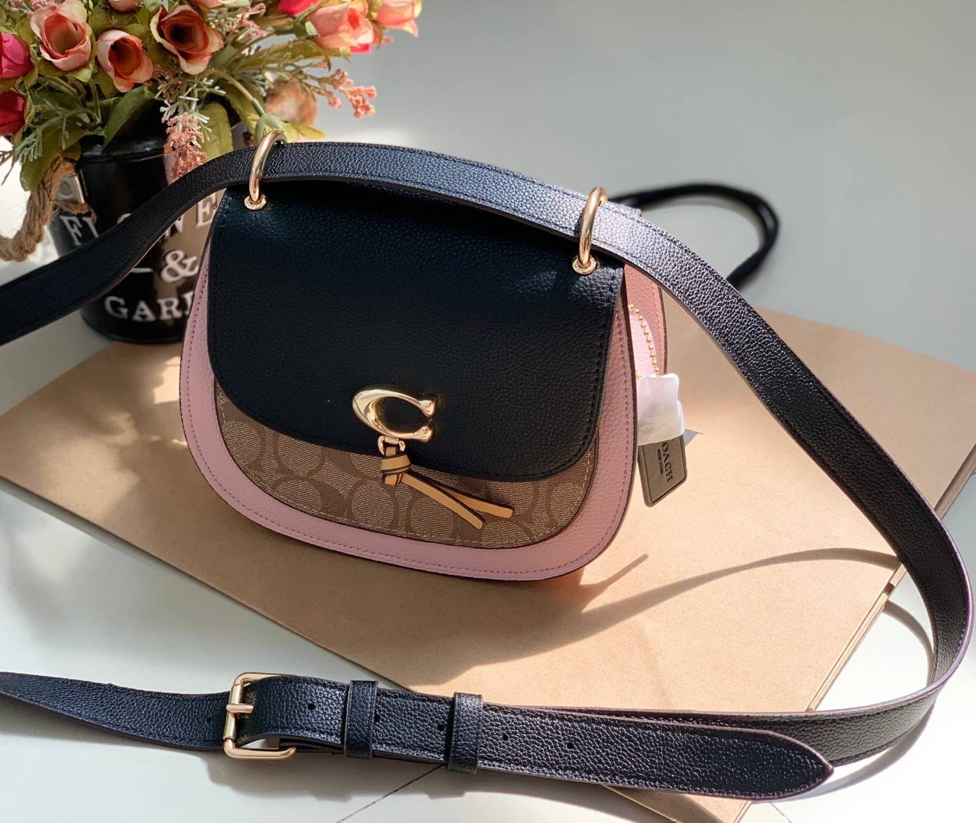 OUTLET 】COACH REMI SADDLE BAG IN COLORBLOCK ((1330)) รุ่นแนะนำ คลาสสิคน่าใช้มากๆ วัยใสๆใช้ดีค่ะ 😘 พร้อมส่งที่ไทยอีกครั้ง! กระเป๋าสะพายข้าง//ครอสบอดี้ร์//หรือทบเป็นสายคู่สะพายไหล่ได้ค่ะ แล้วแต่ชอบเลยค่ะ! วัสดุหนังแท้ ลายหนังสวยมากๆค่ะรุ่นนี้ หลงรัก