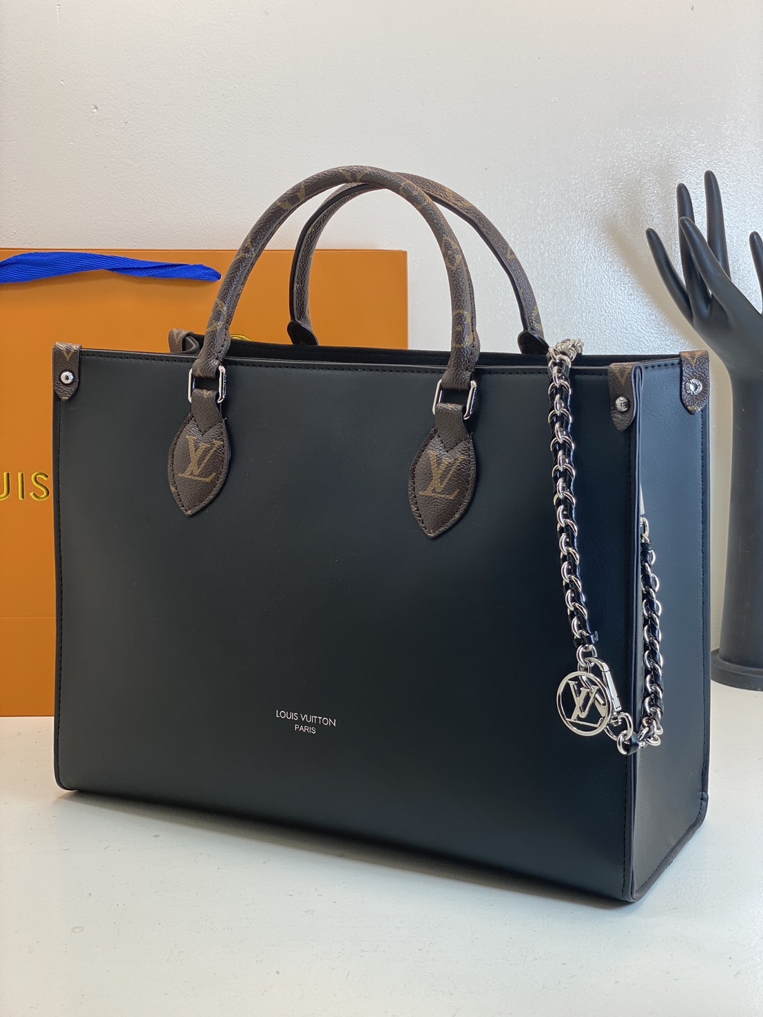 LV Onthego Tote Bag 35cm กระเป๋าทรงโท้ทใบใหญ่ งานหนังเรียบเต็มใบ สวยเรียบง่ายคลาสสิก เพิ่มความโดดเด่นที่หูจับด้วยแคนวาสลายโมโนแกรม ที่ใครเห็นต้องเป็นคลั่งรัก ยอดฮิต คลาสสิค ผู้ดี หรูหราได้ทุกลุค ทุกสไตล์