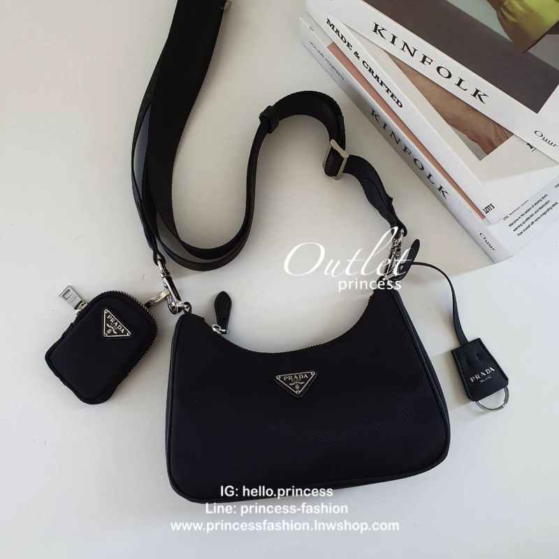 ᴹᴵᴺᴵ ไซส์มินิลงมาอีกนิด แบ๊วไปค่าซิสสส **กำลังมาแรงมาก กับแบรนด์ PRADA ใบเดียวคุ้มมากค่ะ อุปกรณ์ ครบชุด **ได้ทั้งสายยาว และกระเป๋าใส่เหรียญ และป้ายแท็คหนัง อย่างดี **อะไหล่ปั้มแบรนด์แท้ทุกจุด วัสดุทำจากผ้า Nylon อย่างดี กันน้ำได้ อยู่ทรงสวย สามารถใส่กระเป