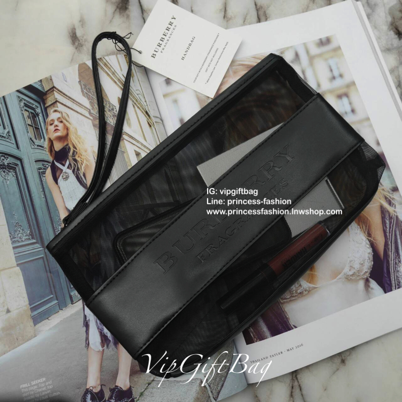 Burberry Cosmetic Purse bag สินค้าพรีเมี่ยมจากเคาน์เตอร์เครื่องสำอางค์จากแบรนด์แท้ 100% ตัวกระเป๋าเป็น Nylon โปร่งใส คาดหนังPUปั๊มแบรนด์ ปิดเปิดด้วยซิปอะไหล่ดำทั้งใบ สวยคลาสสิค จุของใช้จุกจิกได้เยอะใส่กระเป๋าสตางค์ยาวได้ แถมมีสายคล้องมือ เก๋มาก จะถือไปไหน