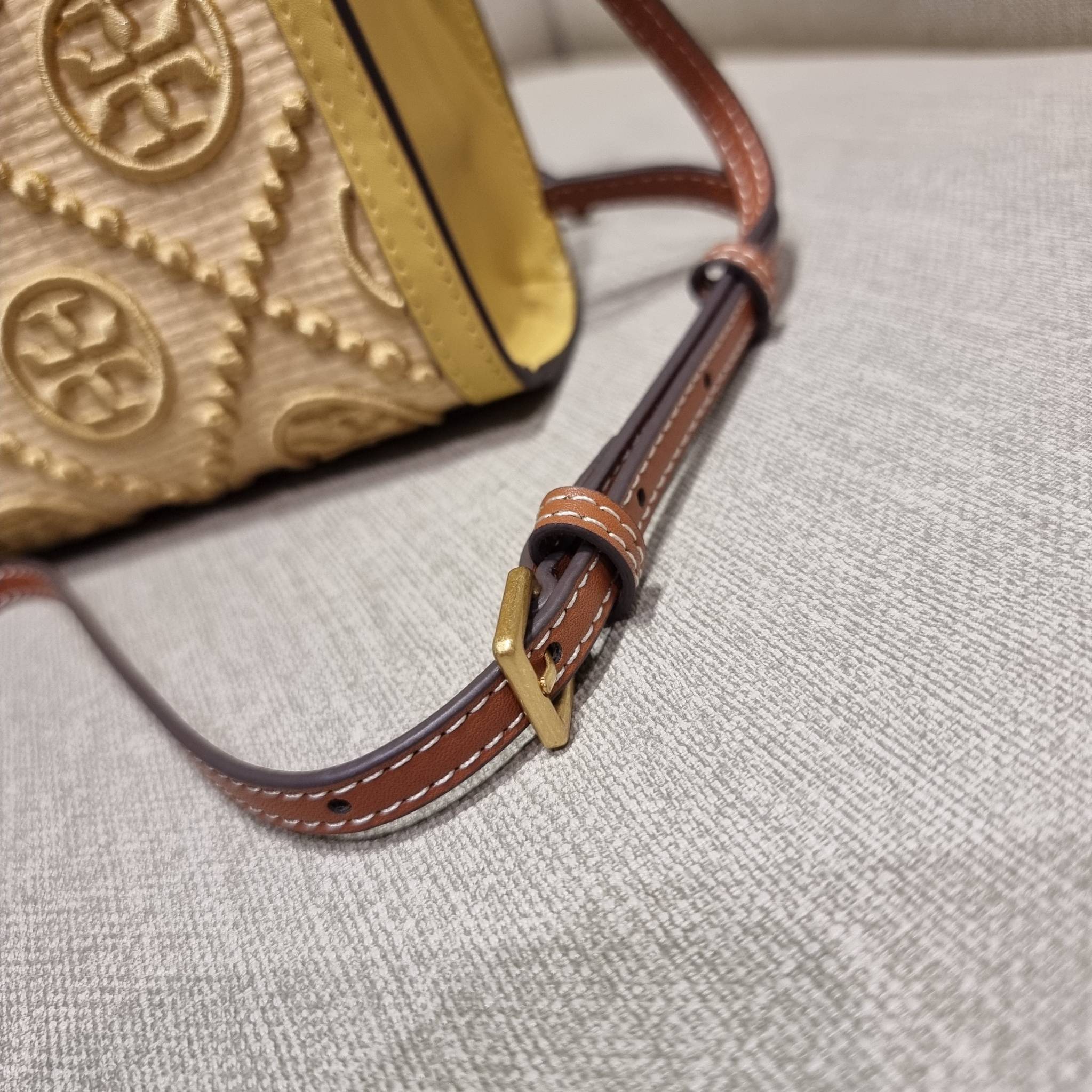 TORY BURCH T MONOGRAM STRAW MINI TOTE สวยสุด ดูแพงสุด!! ต้องยกให้เลย กับไอเท็มนี้ กระเป๋าสะพายทรงโท้ท ไซส์มินิ มีลูกเล่นที่ดีเทลเยอะมาก ด้วยงานฝีมือปักสานด้วยวัสดุจากกธรรมชาติ ถักทอเป็นลายเส้นขึ้นลายนูน ตัดขอบด้วยหนังแท้ และยังโดดเด่นด้วยหูจับในตัวโทนสีอุ