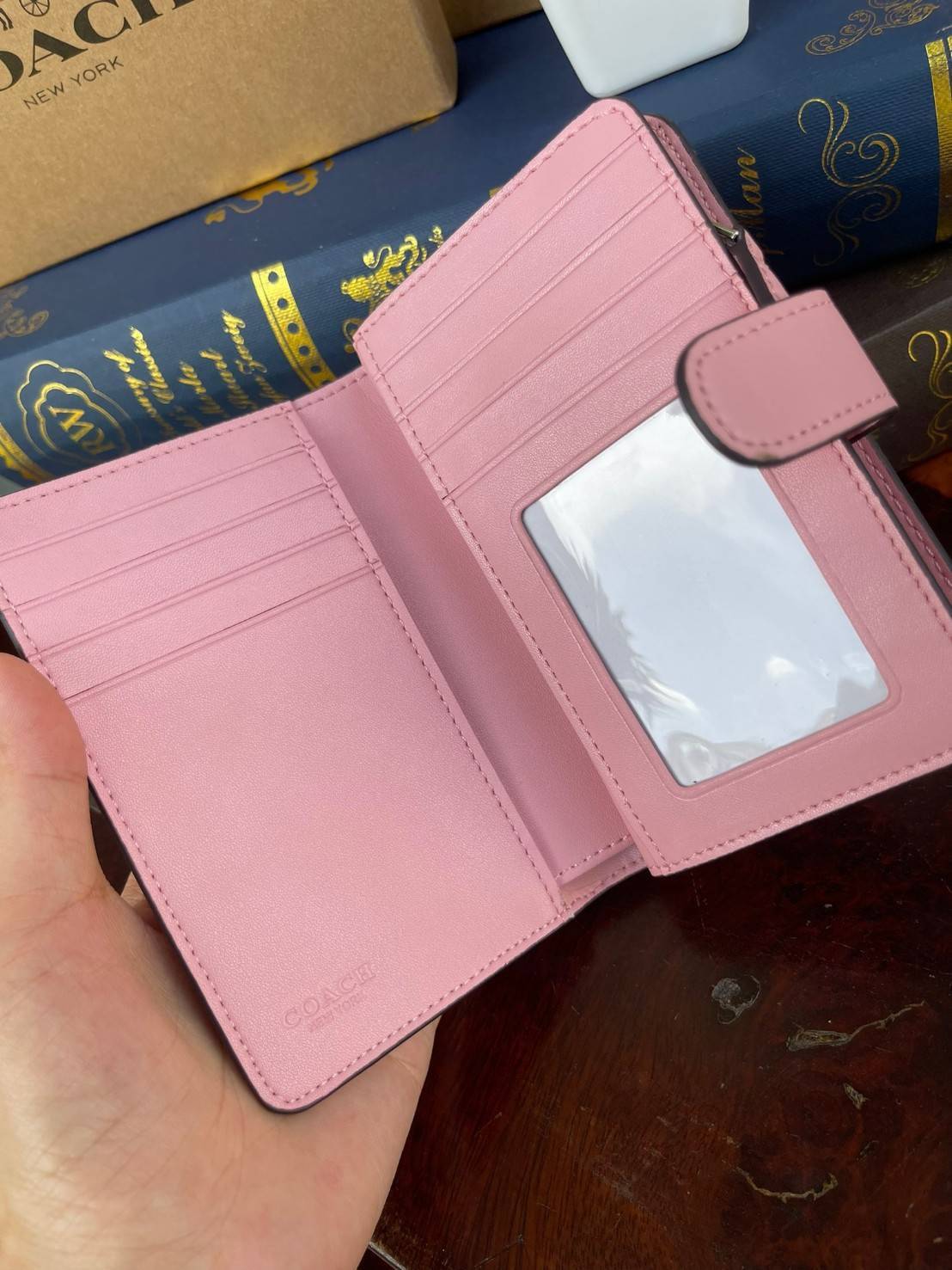 COACH MEDIUM CORNER ZIP WALLET IN SIGNATURE CANVAS กระเป๋าสตางค์ขนาดกลางที่ถือว่าเป็นไอเทม Must Have ของทุกเพศทุกวัยที่ต้องพกติดตัวไว้ตลอดเวลา เพราะนอกจากจะช่วยจัดเก็บเงิน บัตรประชาชน บัตรเครดิตและต่าง ๆ ให้เป็นระเบียบเรียบร้อยยังต้องคำนึงถึงประโยชน์ใช้สอ