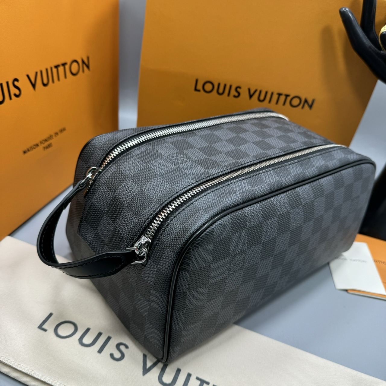 LV Clutch LV Dopp Kit Toilet Pouch Monogram / Damier Graphite Canvas กระเป๋าถือทรงพอชหรือคลัช เกรดออริ ท็อป 1:1 เกรดดีสุด แคนวาสแท้สวย ใช้งานต่างประเทศได้