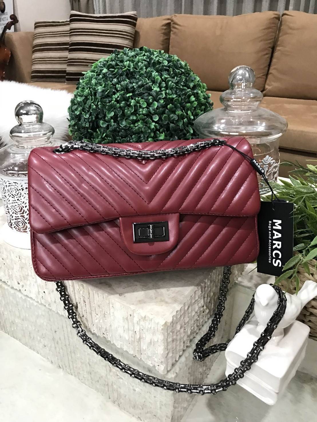 MARCS WOMAN QUILTED CHAIN SHOULD BAG New arrival! กระเป๋าสะพาย วัสดุหนังแกะสังเคราะห์ นิ่มสวย อยู่ทรง ลาย chevron สไตล์ Chanel ขนาดกำลังดี น้ำหนักเบา เปิดปิดด้วยตัวล็อคบิด พร้อมฝาปิดกระดุมแม่เหล็ก ภายในมีหลายช่อง ทั้งบริเวณด้านหน้า และฝาปิด ภายในกว้าง และ