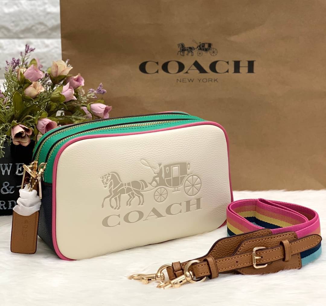 Coach Leather Jes Crossbody in Colorblock ((72704)) กระเป๋าสะพายข้าง//ครอสบอดี้ร์ วัสดุหนังแท้ หนังนิ่มสวยงาม มากๆค่ะ ด้านหน้ามีโลโก้แบรนด์เด่นชัดสะดุดตา ช่องหลักแบ่งเป็น2ซิป แต่ละช่องกว้าง ใส่กระเป๋าเงินใบยาวได้ ของอื่นๆได้จุค่ะ มีช่องเล็กให้ใส่ของจุกจิก