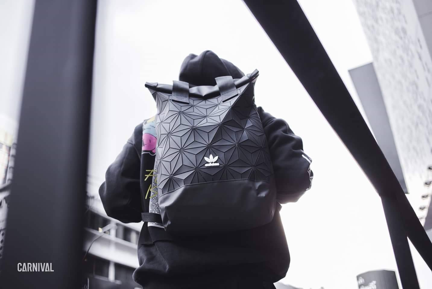 Adidas Originals BP Roll Top 3D Mesh 2017 Backpack Bag DH0100 กระเป๋าเป้สะพายหลัง สีใหม่ ดีไซน์แบบ 3 มิติ วัสดุ polyurethane ใช้ลูกเล่นของเหลี่ยม และมุมเชื่อมเข้าหากัน การออกแบบกระเป๋าเป็นเหมือนถุงทรงสูง ส่วนปากกระเป๋า เปิดปิดแบบตีนตุ๊กแกม้วนพับ และติดกระ