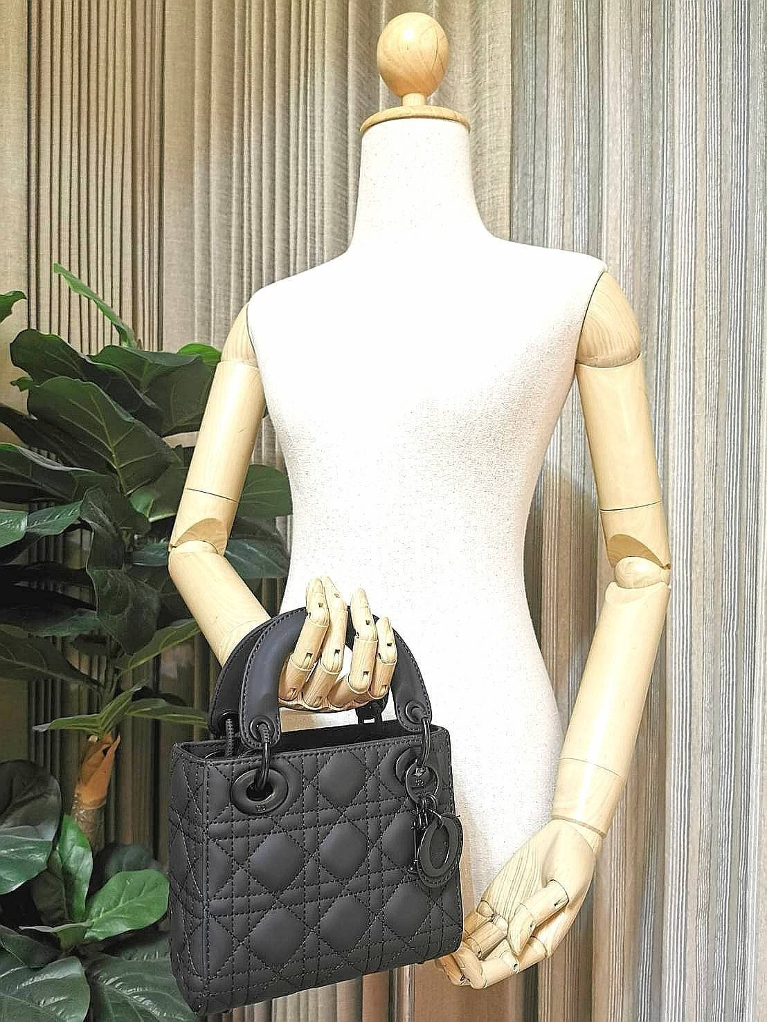 CHRISTIAN DIOR MINI BAG VIP GIFT WITH PURCHASE พรีเมี่ยมกิ้ฟรุ่น Limited สวยหรูดูดีอลังการเซตสุดคุ้มได้ทั้งกระเป๋าสะพายหนัง Calfskin + กระเป๋าสตางค์สั้น + Dior Gold Star ครบชุด ไอเท็มใหม่ล่าสุดน่าใช้น่าสะสม สินค้ามาพร้อมกล่องแบรนด์ จะซื้อใช้เองหรือมอบเป็น