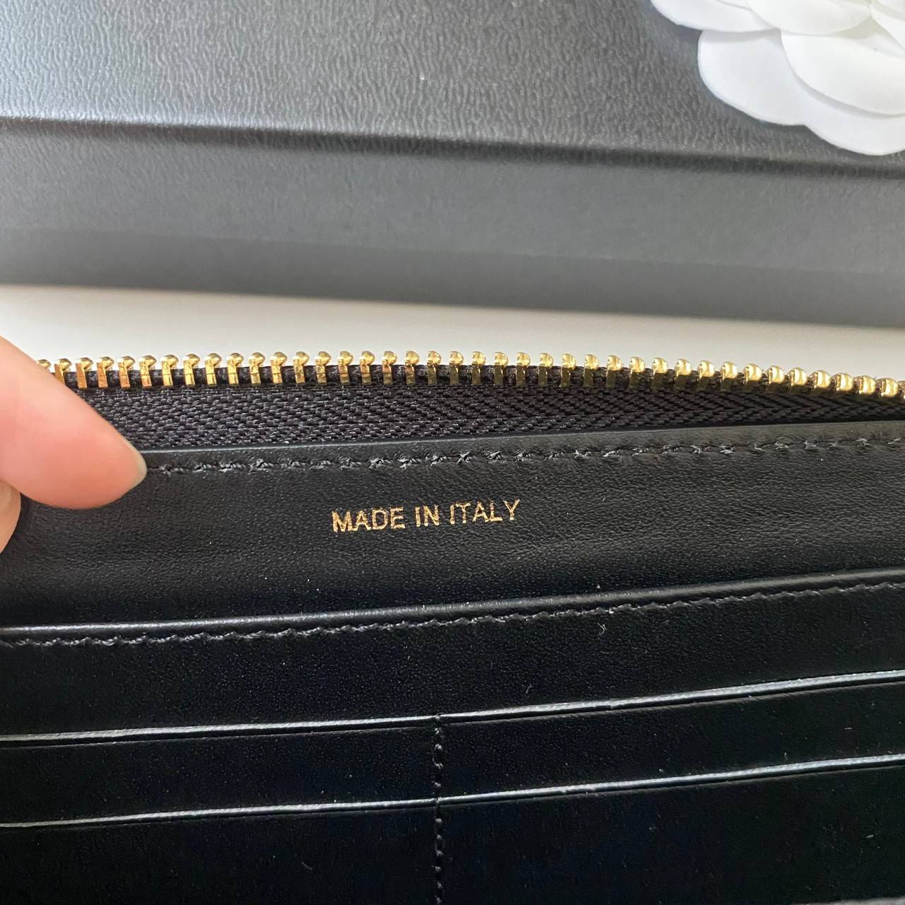 พรีเมี่ยมกิ๊ฟแท้ 100% 】CHANEL WALLET ZIP หนังแท้ กระเป๋าสตางค์ใบยาวซิปรอบ แนะนำรุ่นนี้ค่ะ งานพรีเมี่ยมกิ้ฟท์จากเค้าเตอร์ต่างประเทศ หนังสัมผัสเรียบ จากแบรนด์ CHANEL (GWP) ด้านหน้ามีโลโก้แบรนด์ CC โซ่ทองหรู