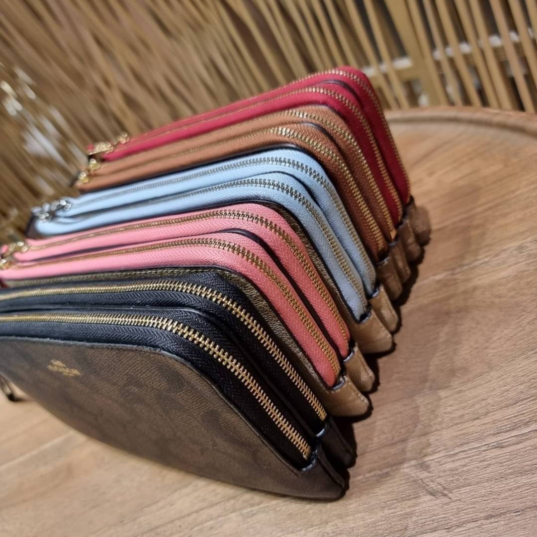 COACH F54057 DOUBLE ZIP WALLET IN SIGNATURE กระเป๋าคล้องมือ size L ใบนี้ใส่มือถือได้ทุกรุ่น ขนาดกำลังดี พกพาสะดวกมากๆ วัสดุหนังสังเคราะห์ ภายในเป็นผ้าสีสวยคม ใส่ธนบัตร ใส่บัตรได้เยอะ ใส่มือถือได้สบายๆทุกรุ่น ตอบโจทย์สาวๆที่ไม่ชอบพกเยอะวุ่นวายจ้า ใบนี้เอาอ