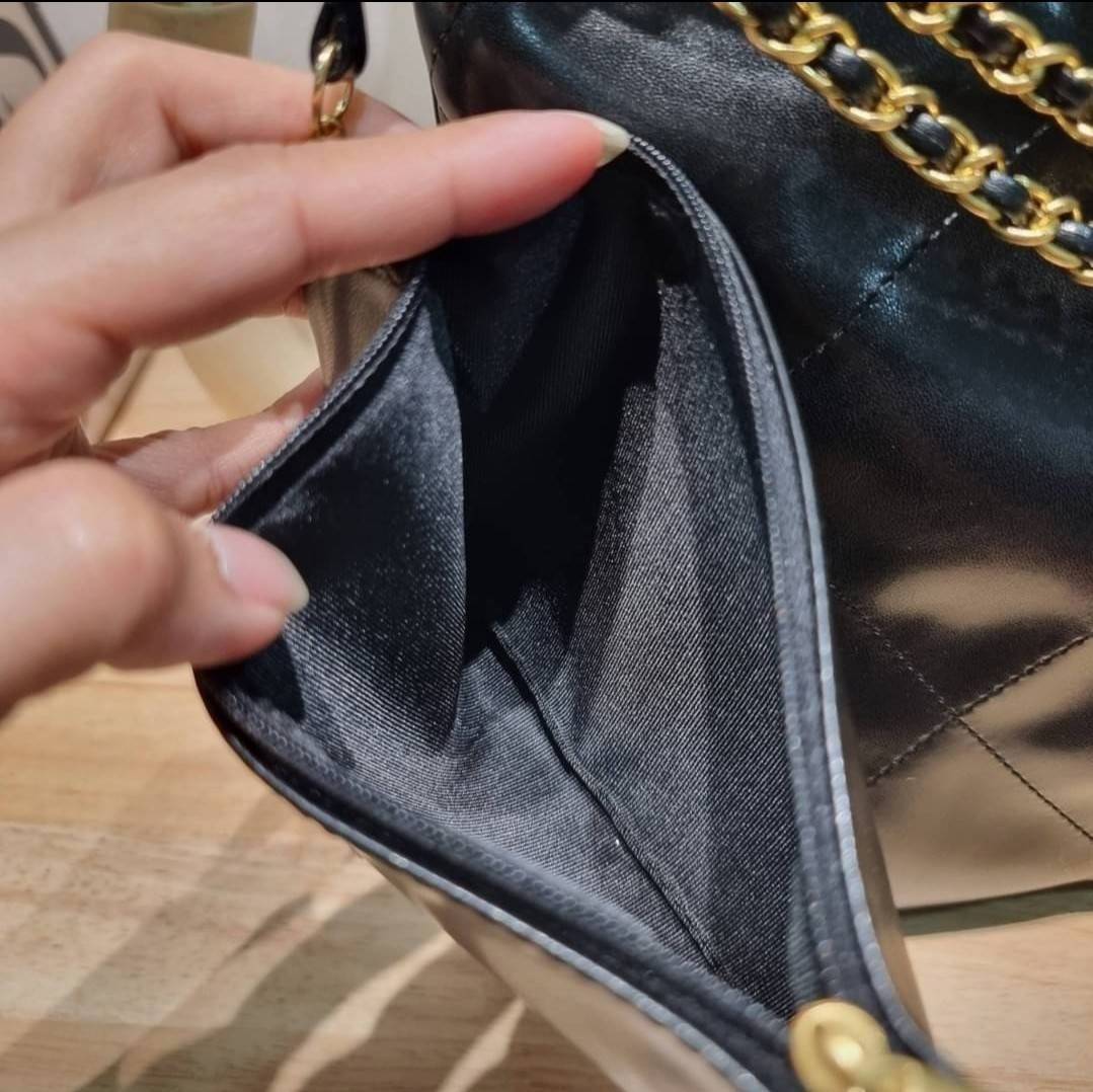 Chanel 22 bag เกินต้านที่สุดกับไอเท็มนี้ ที่สาวๆหรือใครๆก็ต้องมีแล้ว!! แค่เห็นก็หลงรัก กระเป๋าทรงสวย ดีเทลเรียบแต่มีความหรูแอบซ่อนอยู่ ด้วยดีไซน์สายสะพายโซ่สีทอง และโลโก้อันโดดเด่น ดีงามน่าหลงใหลมาก