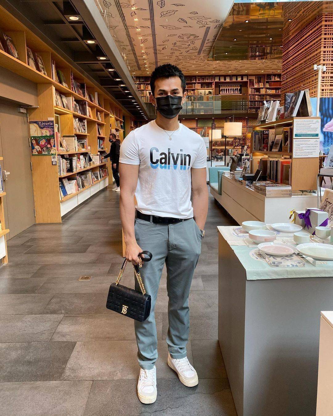 Rare items! รุ่นนี้ที่รอคอย BURBERRY FRAGRANCES QUITED LAMBSKIN BAG หนังแท้ Lambskin นิ่มสวยหรูดูดี เปิดปิดด้วยฝาปิดสัญลักษณ์รูปตัวB ภายในโล่งกว้าง ใส่มือถือ กระเป๋าสตางค์ได้ มาพร้อมสายสะพายโซ่ทองต่อหนังรองบ่าสามารถซ้อนสายสั้นสะพายไหล่ได้ หรือใช้สายยาว Cr