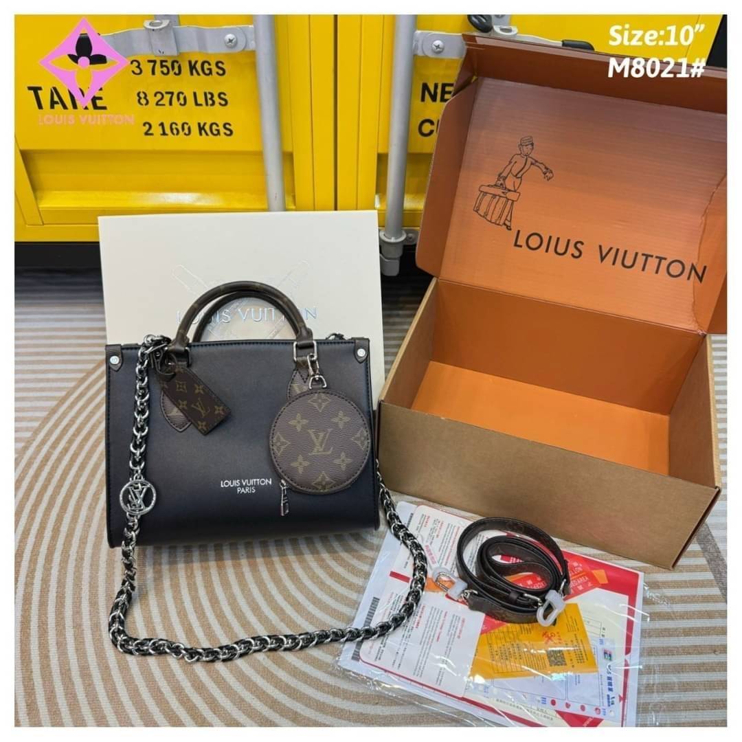 LV Onthego Leather Tote Bag กระเป๋าทรงโท้ทดีไซน์ใหม่ สีดำสุดคลาสสิก พร้อมสายสะพายโซ่ร้อยหนังสีดำเข้าเซ็ทและใบลูกลายโมโนแกรมตัดสีกันได้อย่างลงตัว ตอบโจทย์ได้ทุกลุค ทุกสไตล์