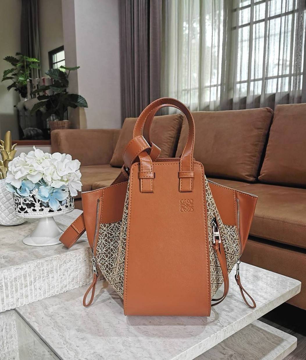 LOEWE ANAGRAM SHOULDER BAG VIP กระเป๋าถือหรือสะพาย รุ่นหายากสุดเลอค่าวัสดุ Anagram Canvas ตัดหนังแท้ Calfskin สุดคลาสสิค ขนาดกำลังดี น้ำหนักเบา ภายในโล่งกว้างและจุ ใส่กล้อง มือถือ ของใช้ได้เยอะ มาพร้อมหูสั้นหนังแท้หิ้วถนัดมือและสายหนังยาวสะพายไหล่หรือ Cro