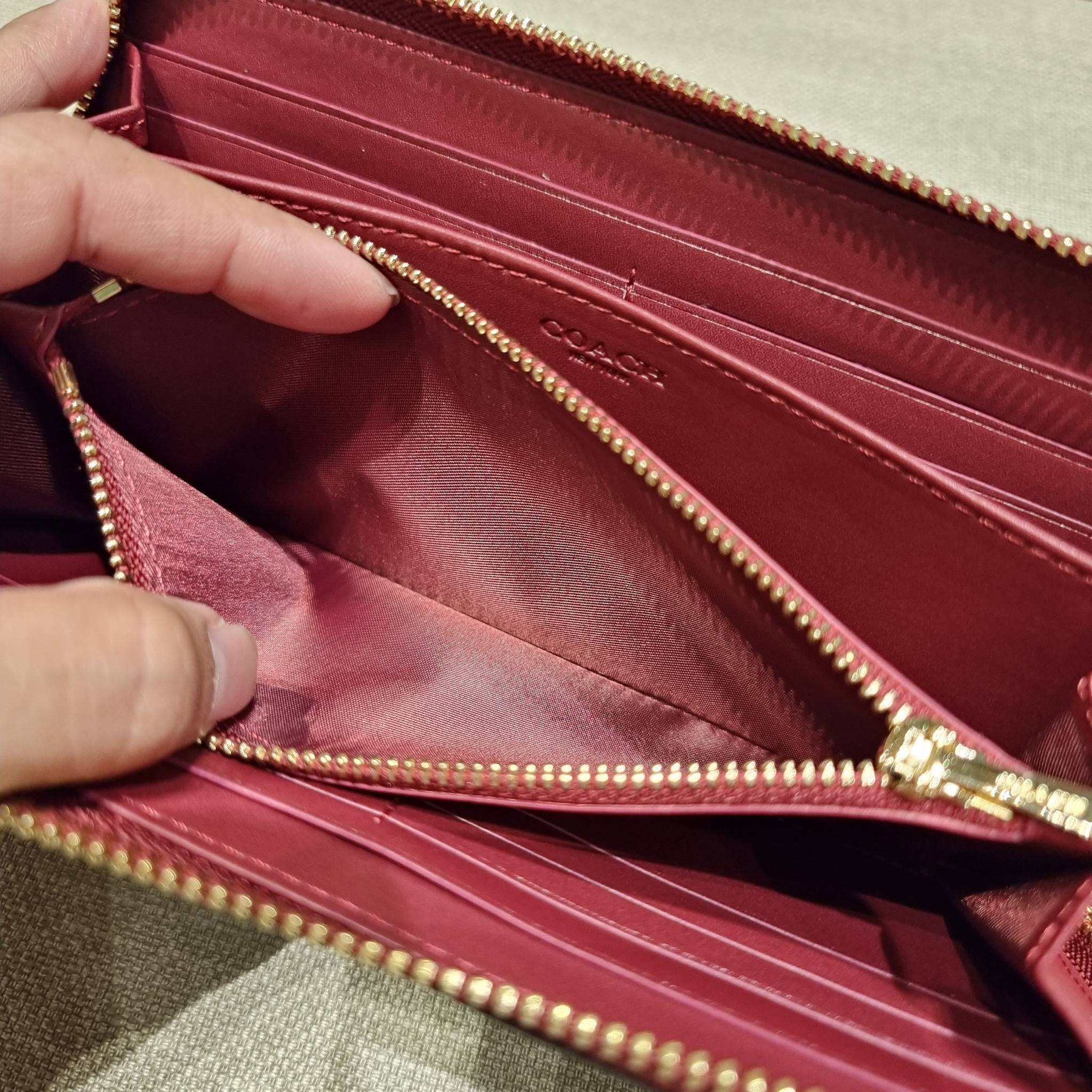 COACH C7410 LONG ZIP AROUND WALLET WITH ORNAMENT PRINT ความสวยต้องส่งต่อ!! คอลเลคชั่นใหม่ 2IN1 คุ้มค่าแบบที่สุด กระเป๋าสตางค์กึ่งคล้องมือ ดีไซน์ลวดลายสดใส น่ารักน่าใช้ คลาสสิคใช้ง่าย ไม่มีเบื่อ วัสดุหนังแคนวาสเคลือบลาย มาพร้อมสายคล้องมือ ถอดออกได้ ภายในใส