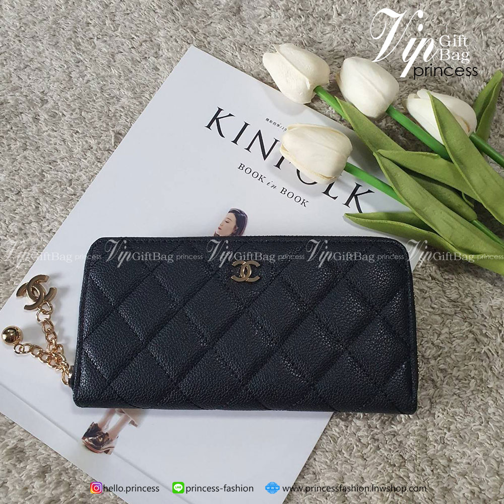 กระเป๋าสตางค์ใบสัยาวซิปรอบ แนะนำรุ่นนี้คะ งานพรีเมี่ยมกิ้ฟท์จากเค้าเตอร์ต่างประเทศ หนังสัมผัสลายคาเวียร์ด้าน จากแบรนด์ CHANEL (GWP) ด้านหน้ามีโลโก้แบรนด์ CC สีทองหรู #อะไหล่สีทองทั้งใบ เปิดปิดด้วยศิปรอบสีทอง ใส่ธนบัตรได้2ช่องใหญ่ ช่องใส่เหรียญปิดเปิดด้วยเ