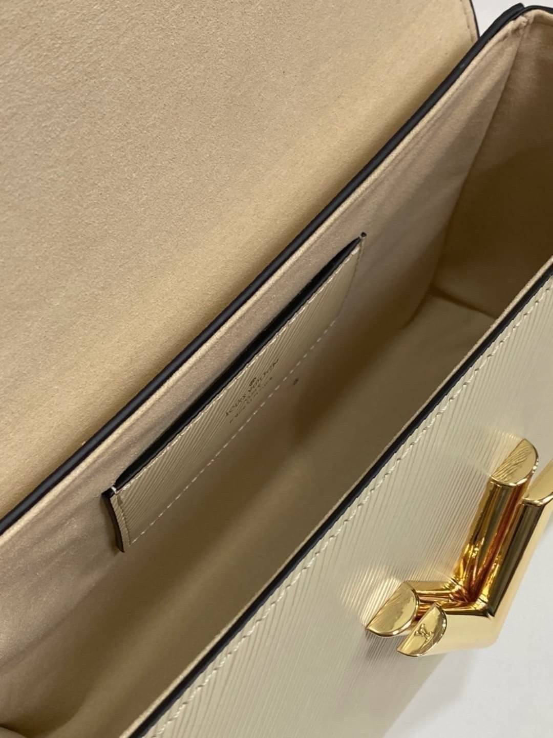 ORI หนังแท้ | LV Twist MM chain bag in grained Epi leather กระเป๋าสะพาย/กระเป๋าถือร พร้อมสายโซ่ หนังลายเกรน Epi โดดเด่นด้วยโลโก้หน้า สวยหรูเป็นเอกลักษณ์ ดีไซน์คัลเลอร์บล็อค สัมผัสโดดเด่นแมตช์กับทุกสไตล์