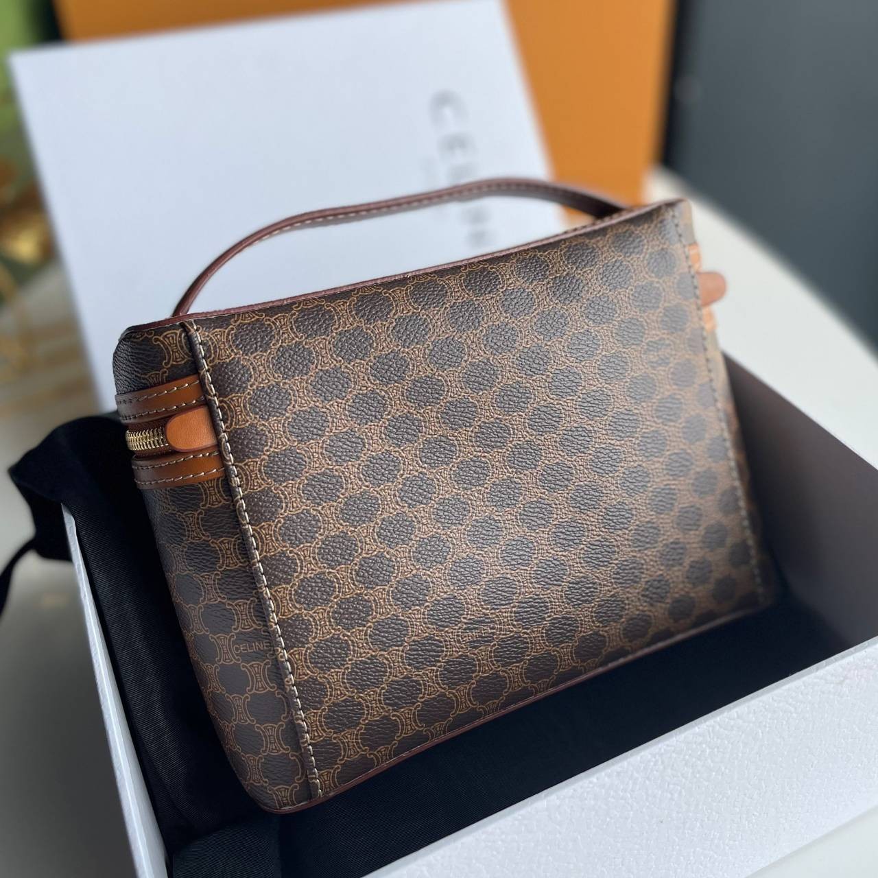 หนังแท้ CELINE VANITY VINTAGE BAG / Celine Macadam Vanity Bag Dark brown กระเป๋าถือ ใส่เครื่องสำอางค์หรือของใช้ต่างๆได้ ภายในโล่งกว้าง ซิปรอบใช้งานง่าย จุของได้เยอะ เกรดออริจินอลงานหนังแท้ทั้งใบ พิมพ์ลายคมชัด ปั้มลายชัดเจน ภาพสินค้าถ่ายจากงานขายจริง ใช้งา