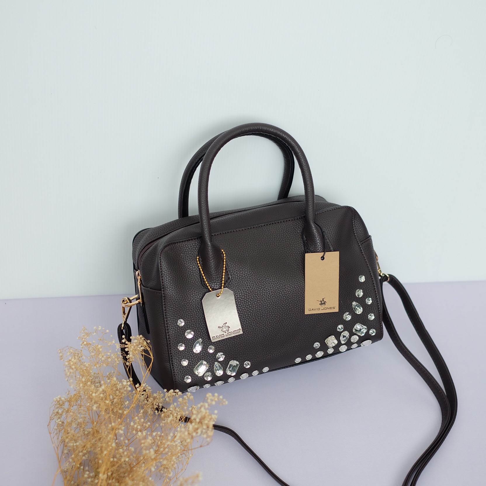 ทรงขายดี มาใหม่สวยหรูมากคะ 🌈กระเป๋าถือ / สะพายจาก แบรนด์ David jones หนังอย่างดี ขนาด กำลังดี มีช่องใส่ของจุกจิกด้านใน สีสวยคะ เข้ากับชุดได้ง่ายมากๆ ใบนี้แนะนำเลย สวยมาก สีSweetPastel