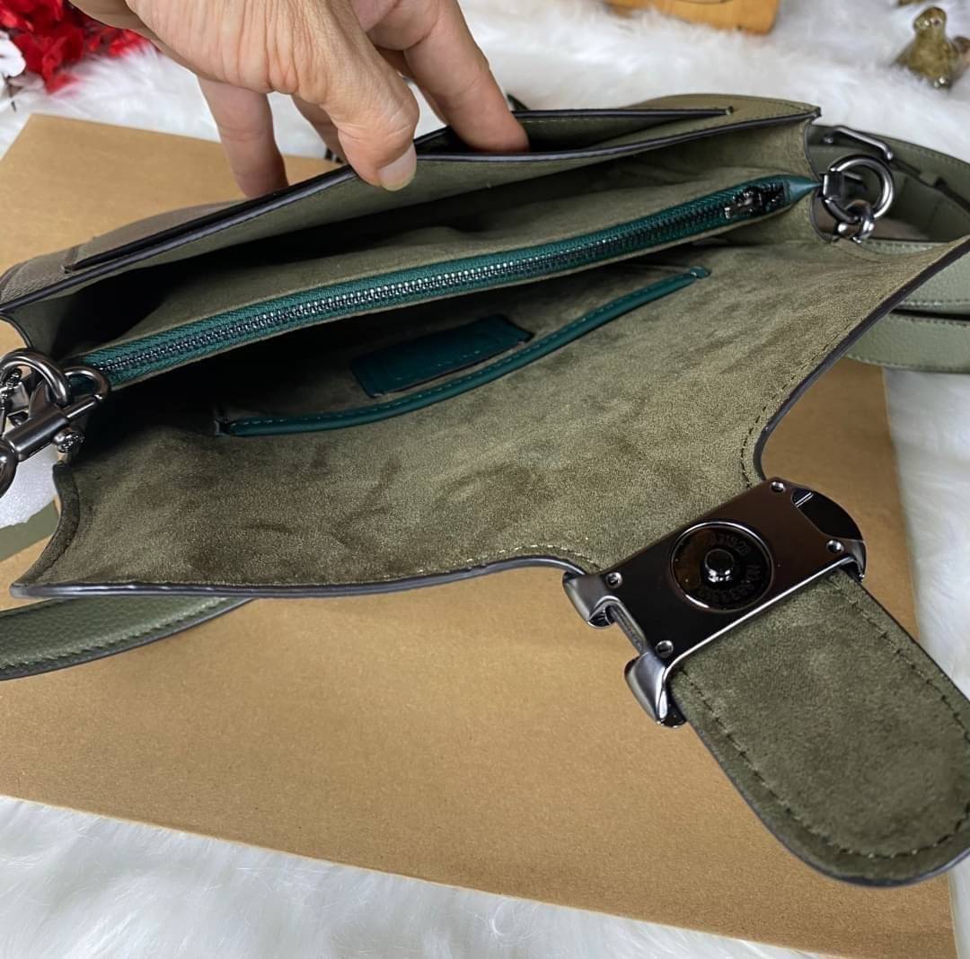 COACH TABBY SHOULDER BAG 26 ((73995)) พัฒนามากจากกระเป๋า Coach รุ่นดังยุค 1970 ทำจากผ้า Canvas เคลือบลายซิกเนเจอร์ หนังลายกรวดและหนังกลับ ด้วยวัสดุคลาสสิค มากับสายที่ถอดได้ถึง 2 สาย ไม่ว่าจะเป็นสายหิ้วหรือสายสะพาย หนังลายกรวดและหนังลูกวัวแบบเนื้อละเอียด แ