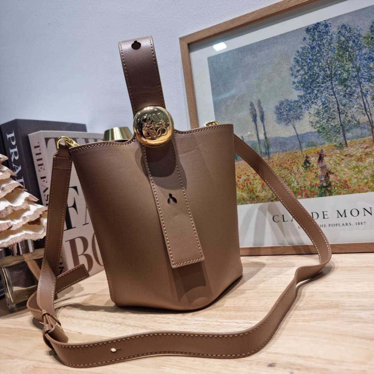 LOEWE MINI PEPBLE BUCKET IN MELLOW กระเป๋าทรงบัคเก็ต รูปทรงสวยใช้งานง่าย กิมมิคหรูหราสุดๆ เกรดออริ