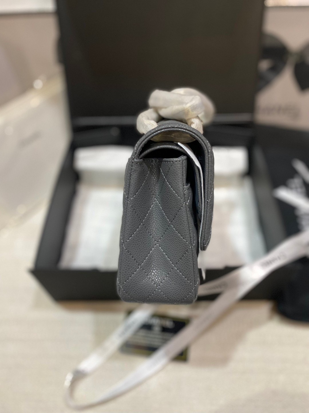 CHANEL Classic Medium Flap Bag กระเป๋าสะพายคลาสสิกรุ่นยอดนิยมตลอดกาล ดีไซน์เรียบหรูหราขับผิว งานหนังแท้สวยมาก มีอะไหล่เงินและทอง สุดยอดเดอะเบสท์ไอเท็ม