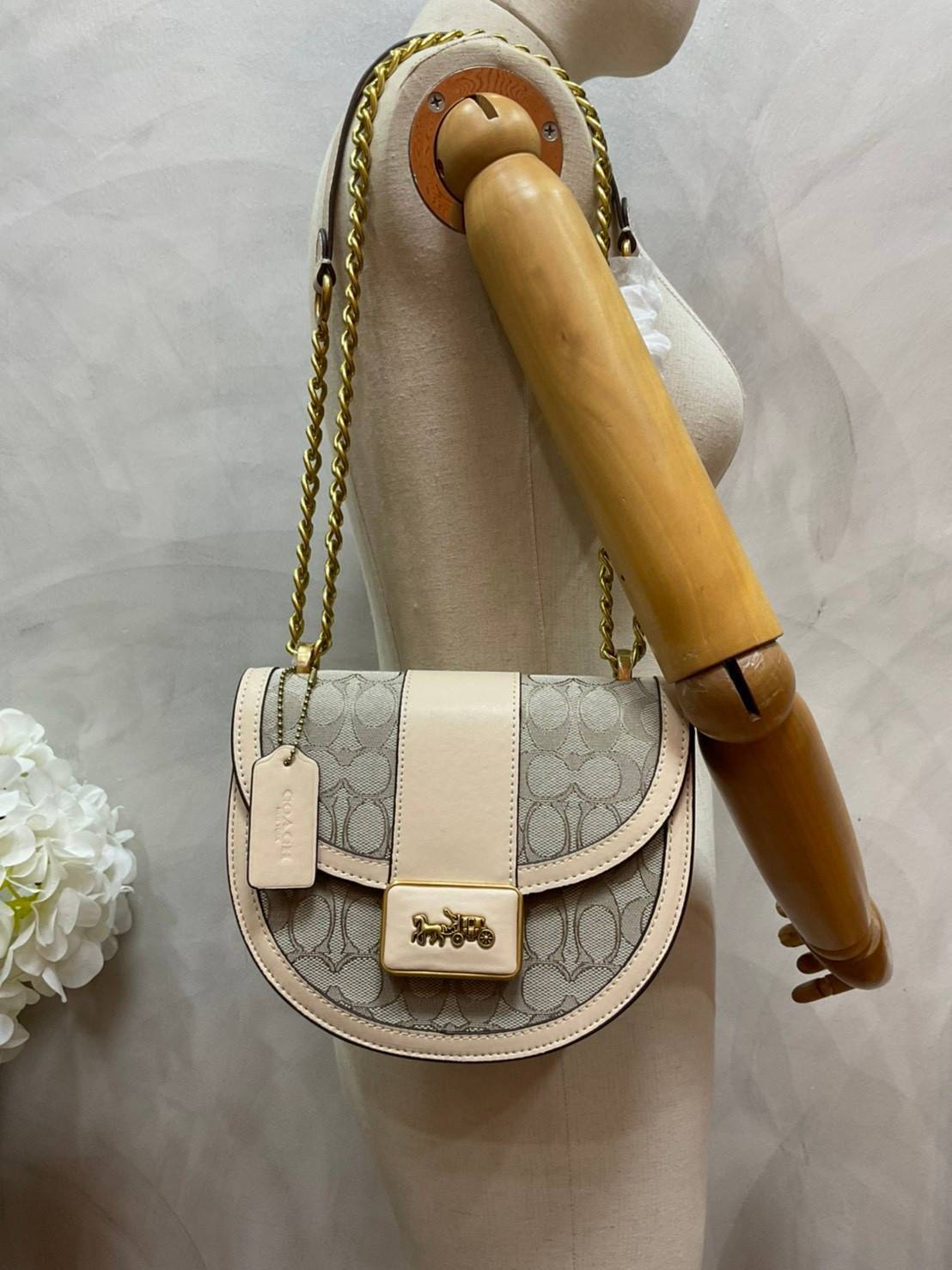 COACH ALIE SADDLE BAG IN SIGNATURE JACQUARD (C4694//C3464) New item!! กระเป๋าสะพายทรง saddle ดีไซน์วินเทจย้อนยุค แฝงความหรูในตัวด้วยอะไหล่สีทองเหลือง โดดเด่นไม่ซ้ำใครแน่นอน วัสดุผ้า jacquard สลับหนังแท้ ภายในเป็นช่องโล่ง มาพร้อมสายสะพายครอสบอดี้ ที่สามารถ